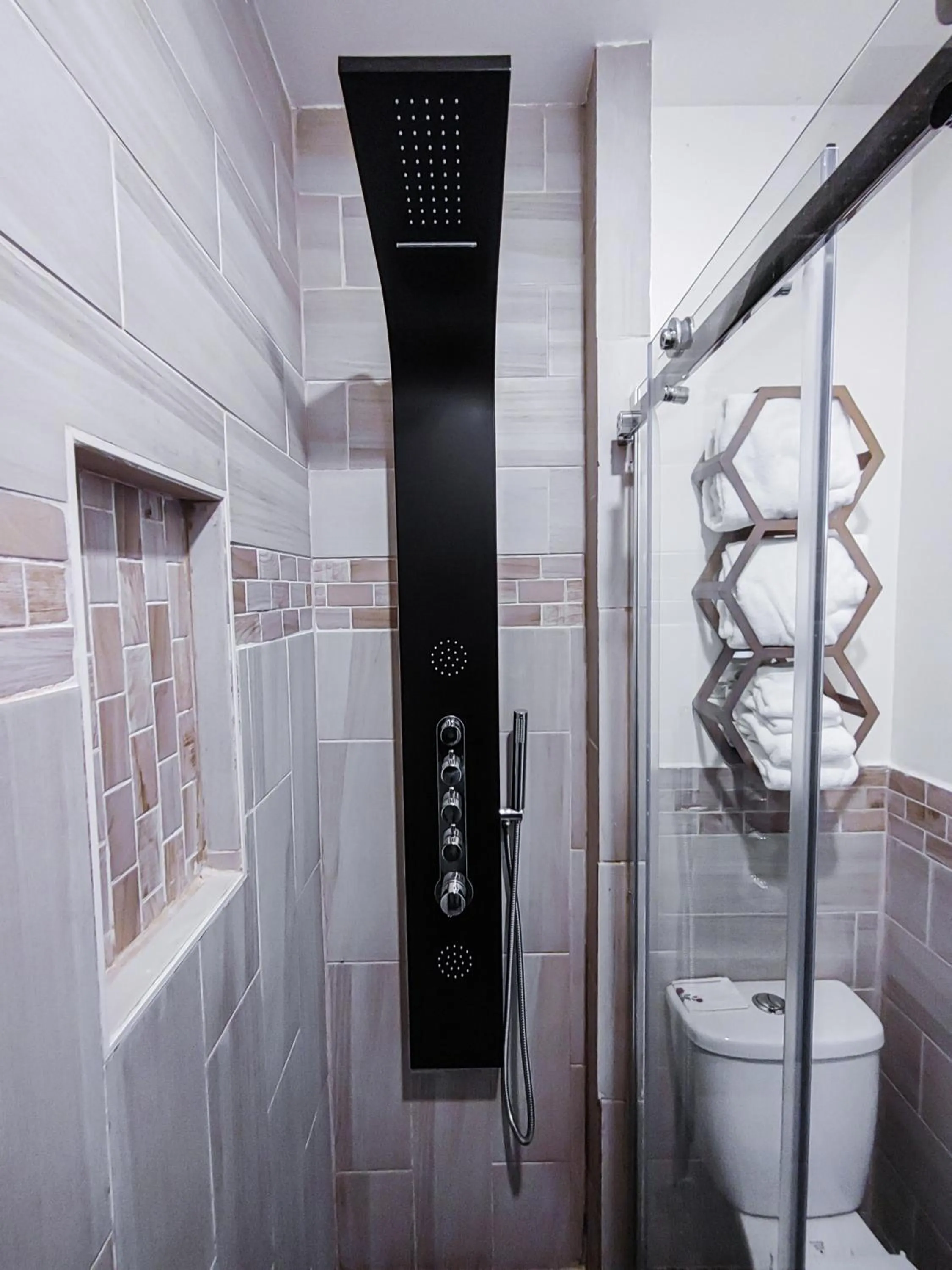 Shower in Le Chateau de Pierre - Par Aneyro