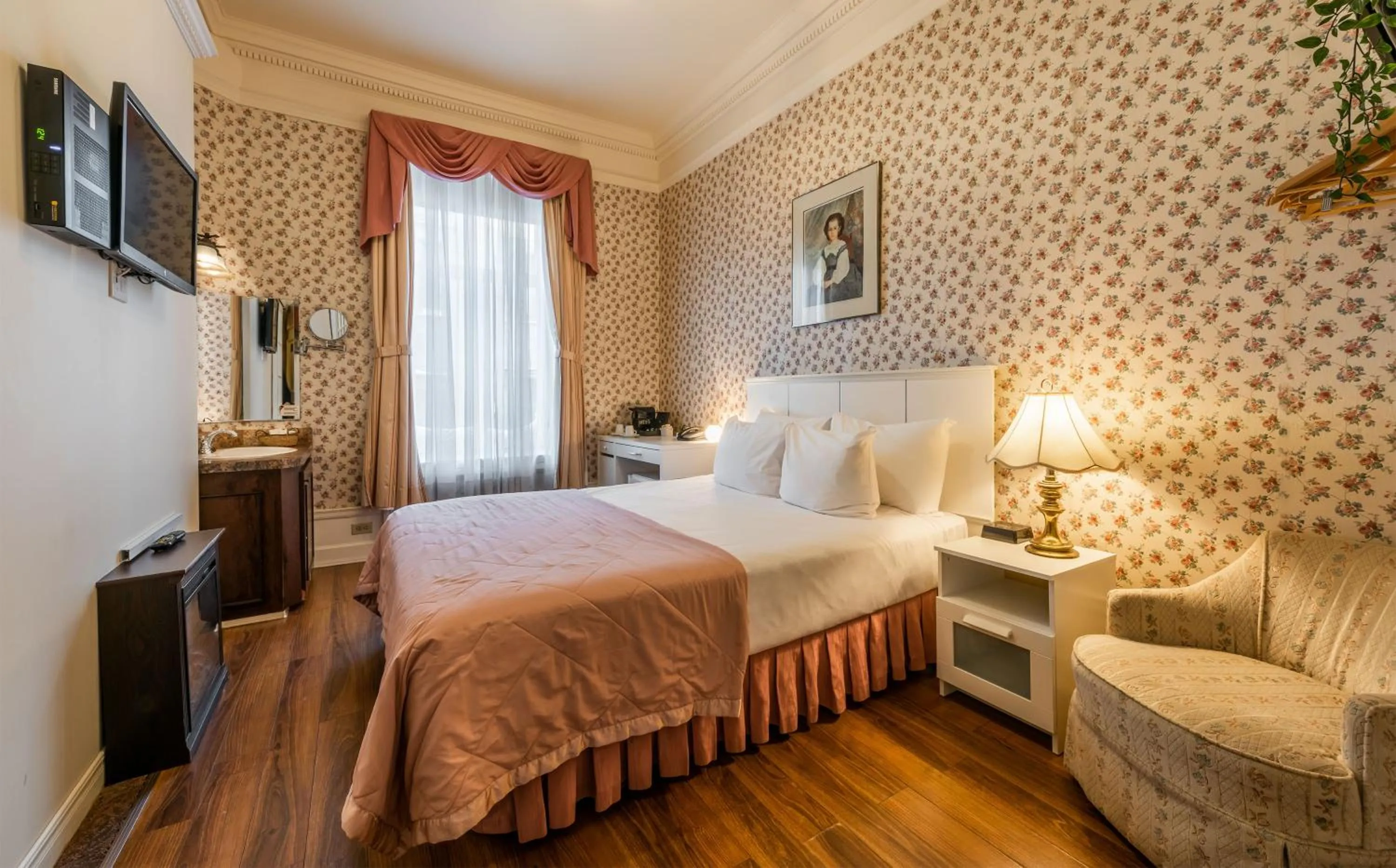 Bedroom, Bed in Le Chateau de Pierre - Par Aneyro