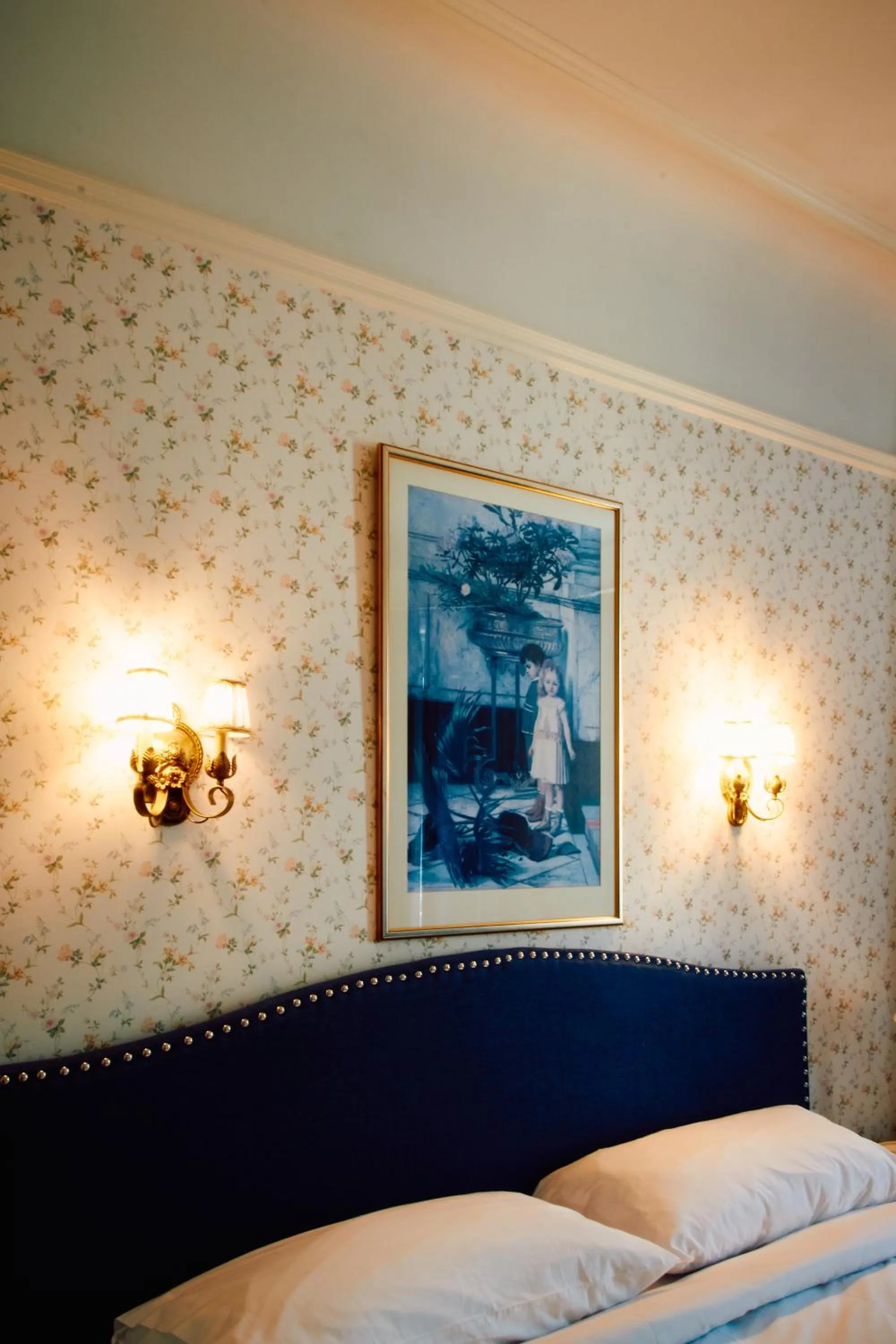 Bed in Le Chateau de Pierre - Par Aneyro