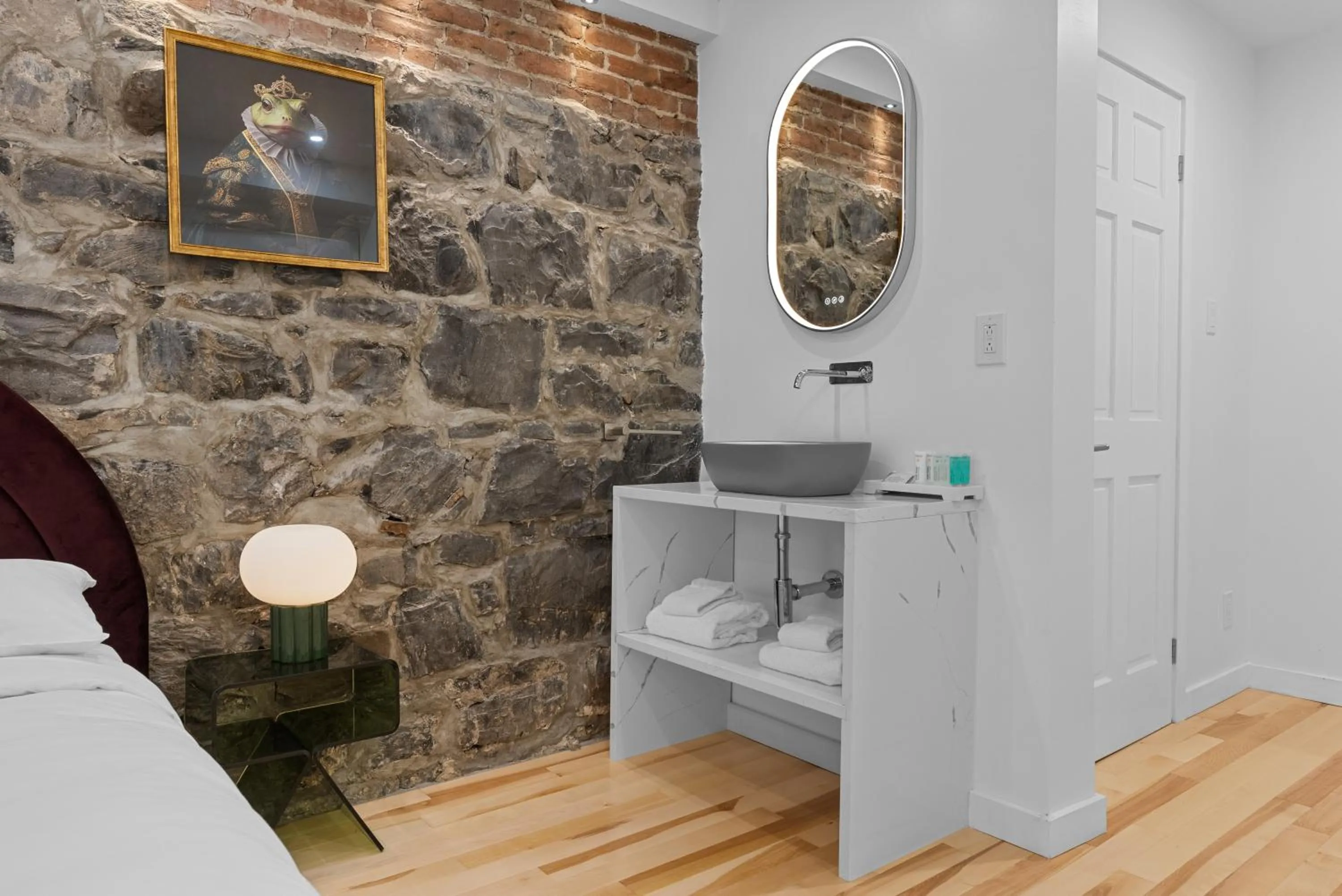 Bed in Le Chateau de Pierre - Par Aneyro