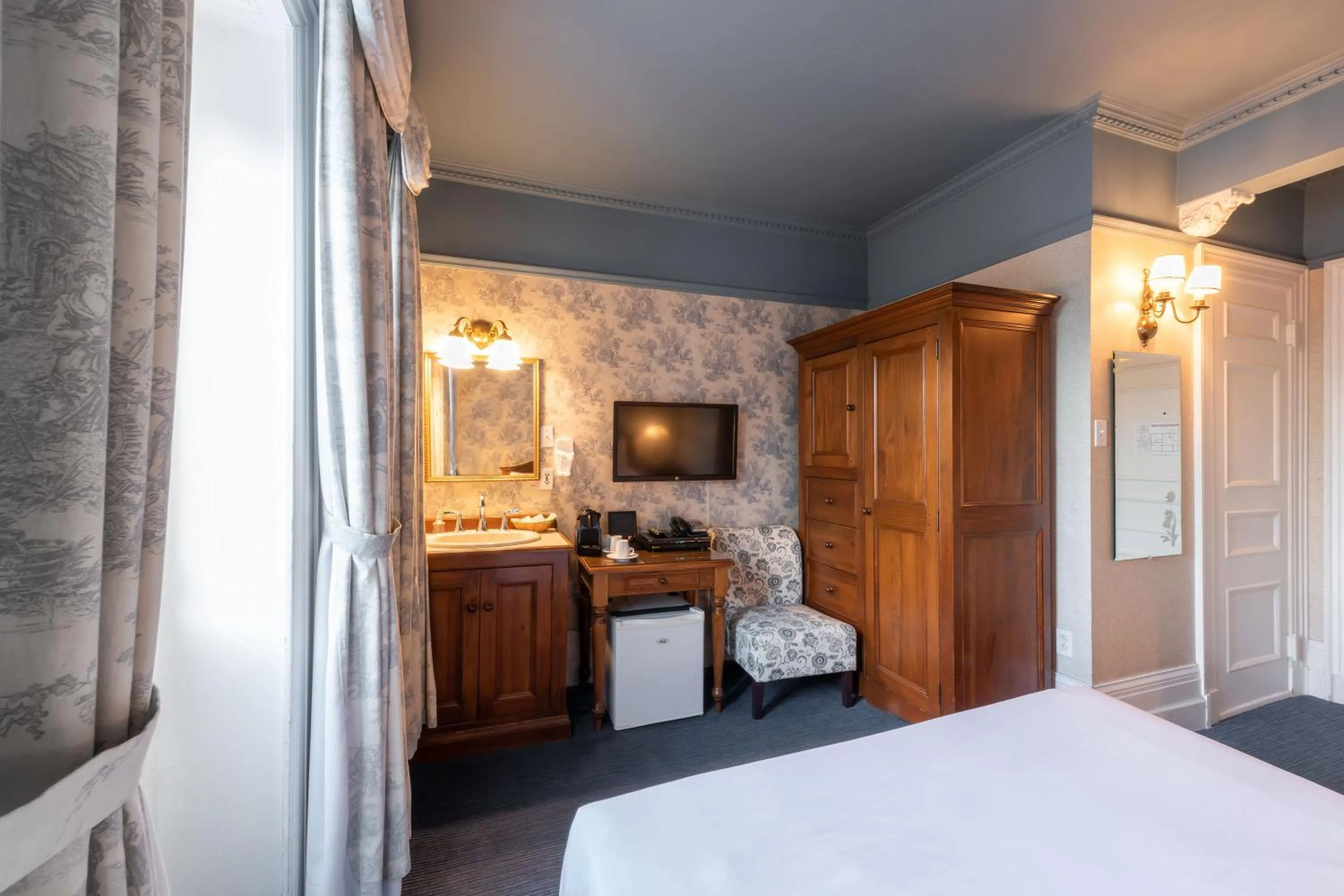 Bed in Le Chateau de Pierre - Par Aneyro