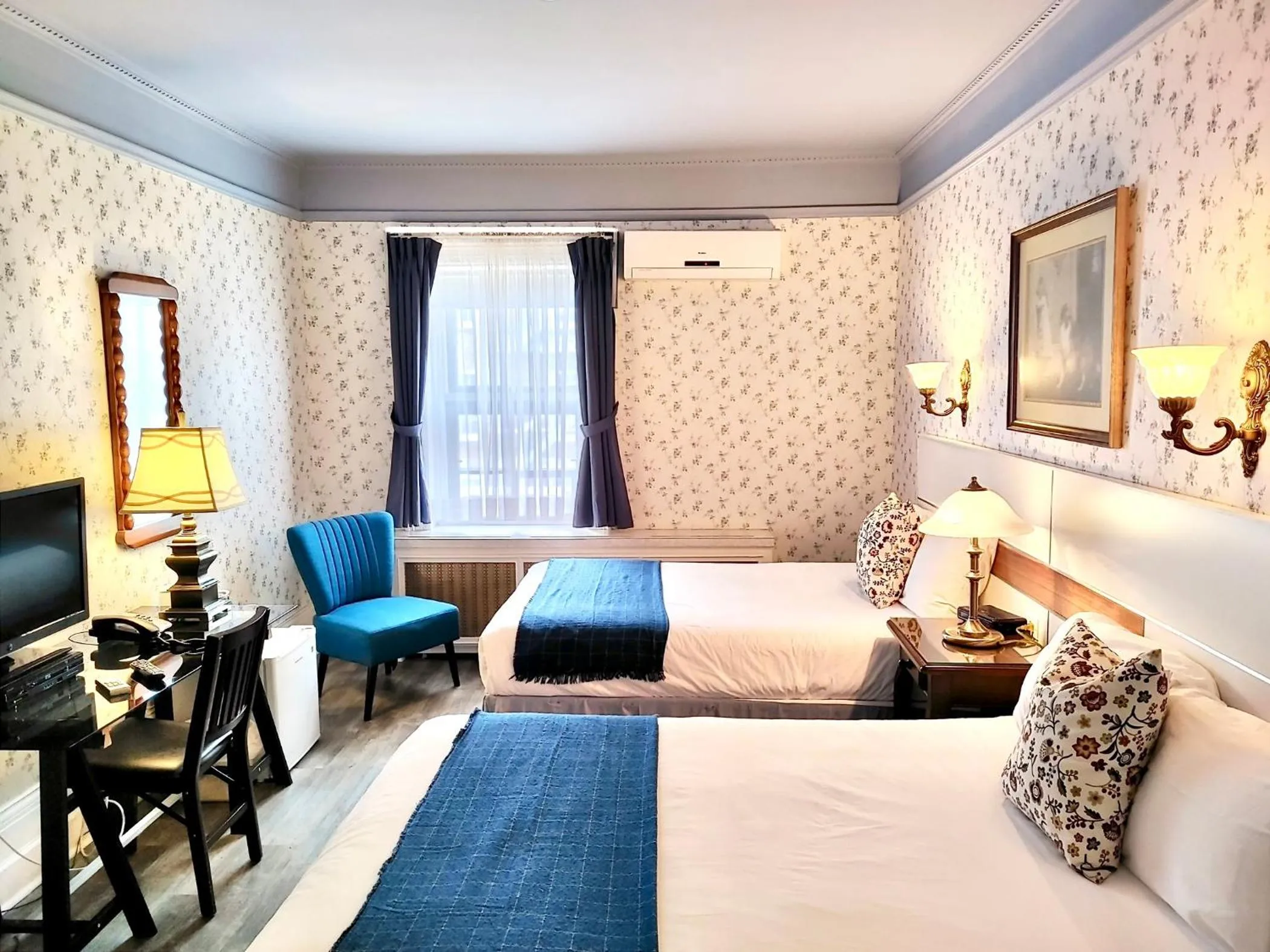 Photo of the whole room, Bed in Le Chateau de Pierre - Par Aneyro