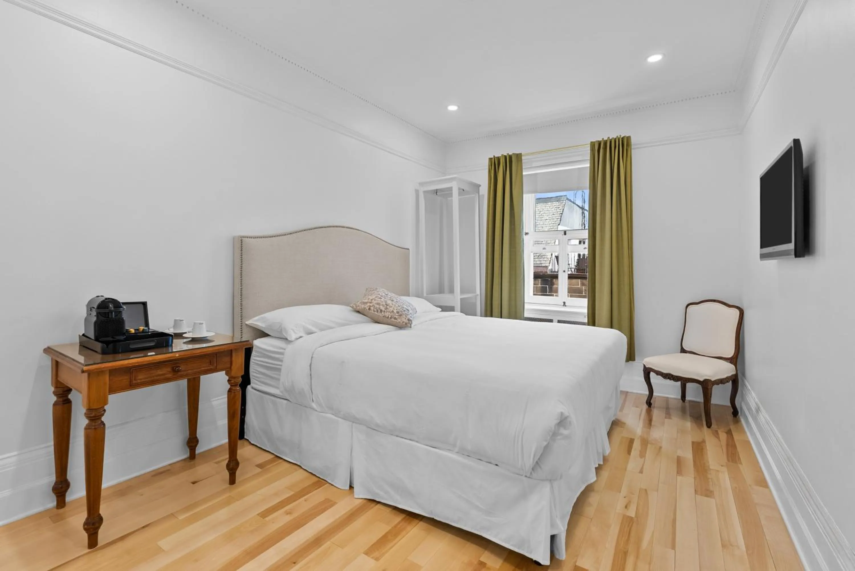 Bed in Le Chateau de Pierre - Par Aneyro