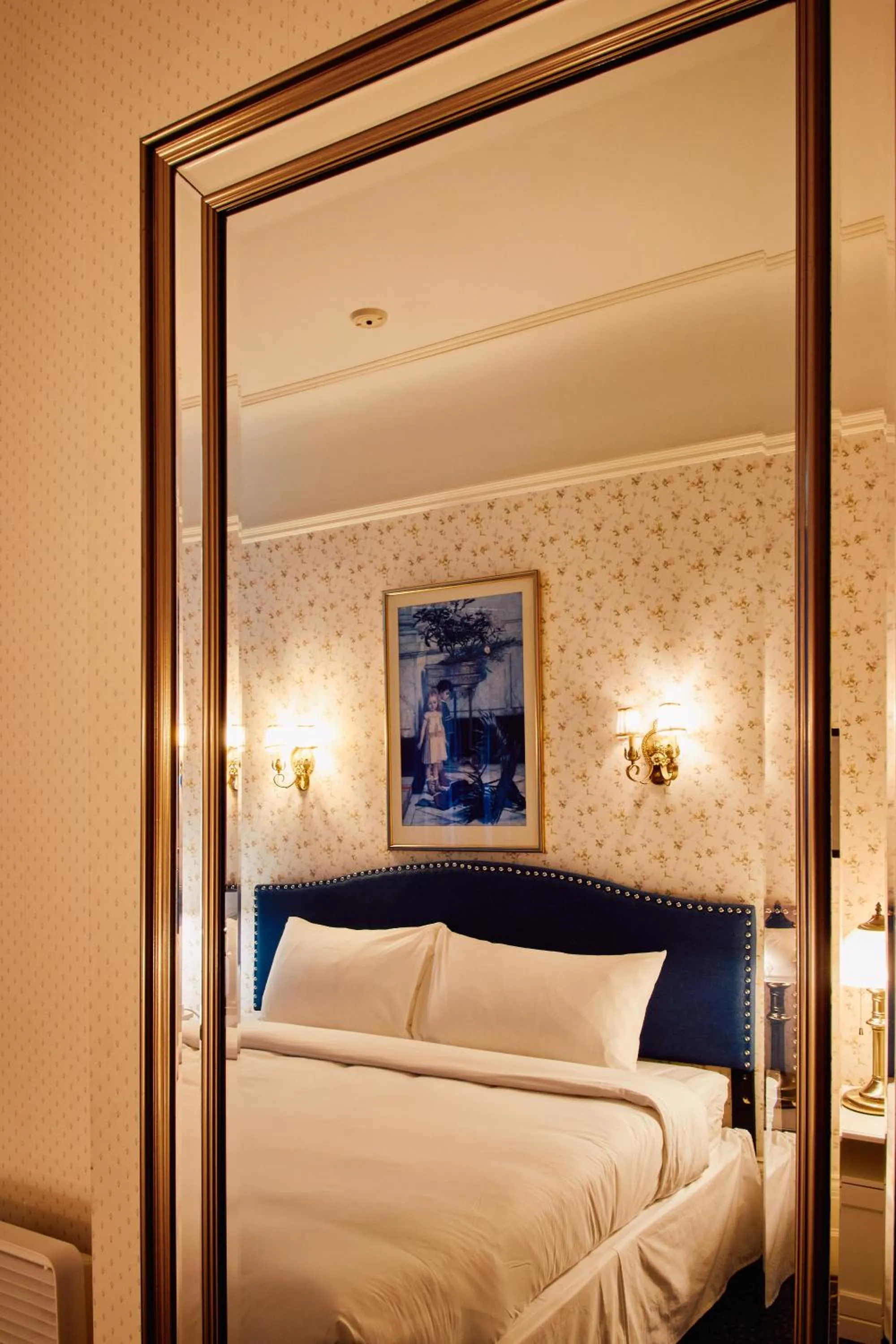 Bed in Le Chateau de Pierre - Par Aneyro