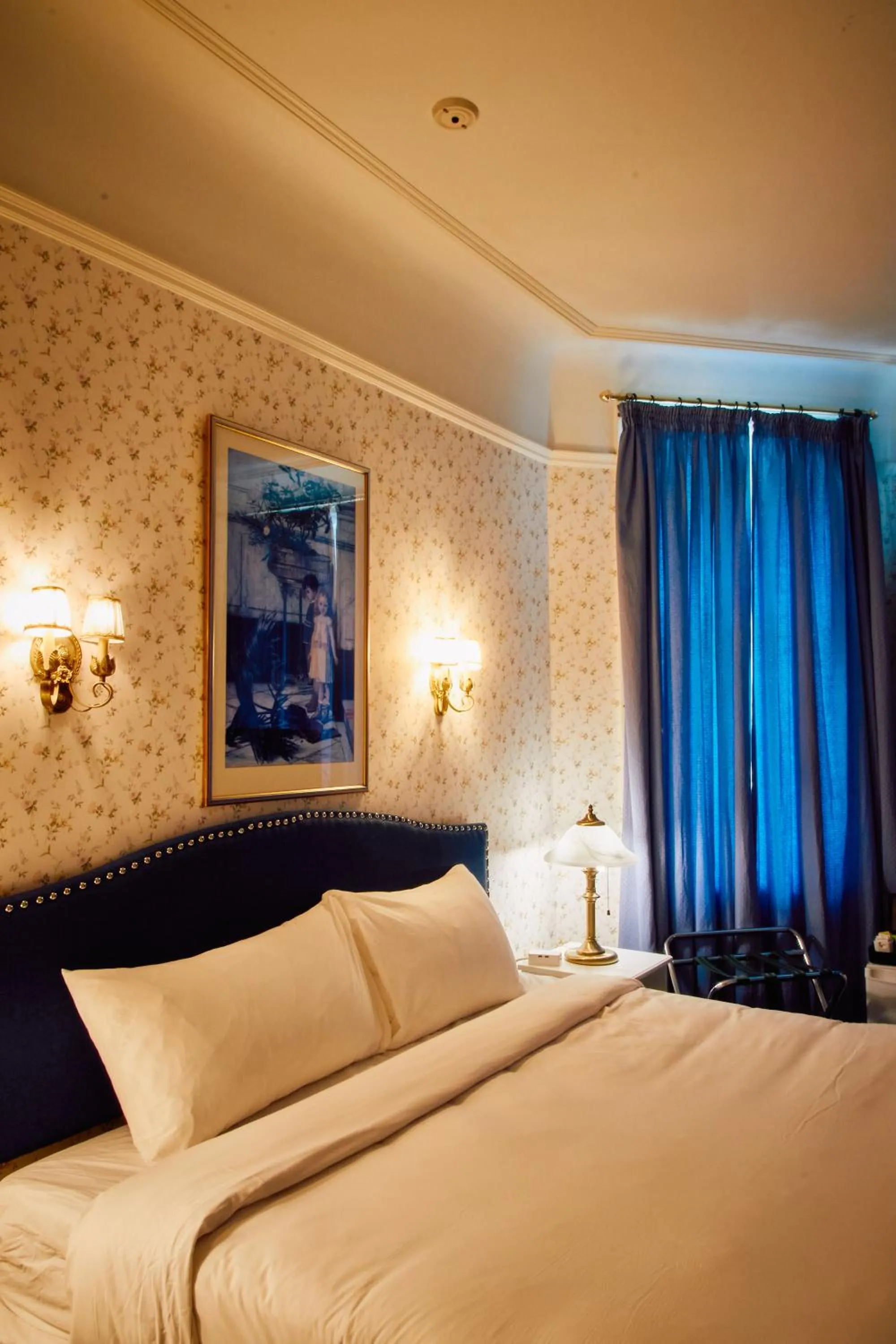 Bed in Le Chateau de Pierre - Par Aneyro