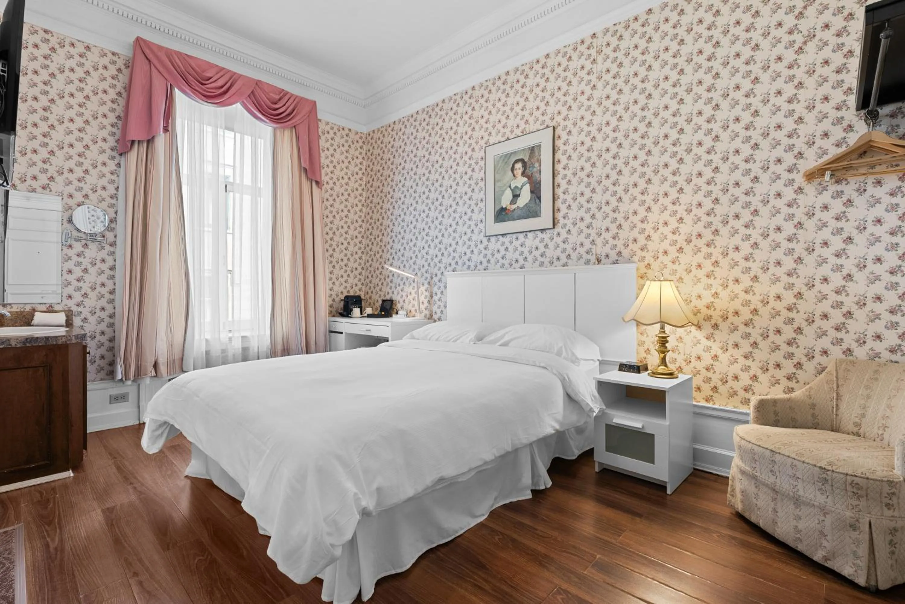 Bed in Le Chateau de Pierre - Par Aneyro