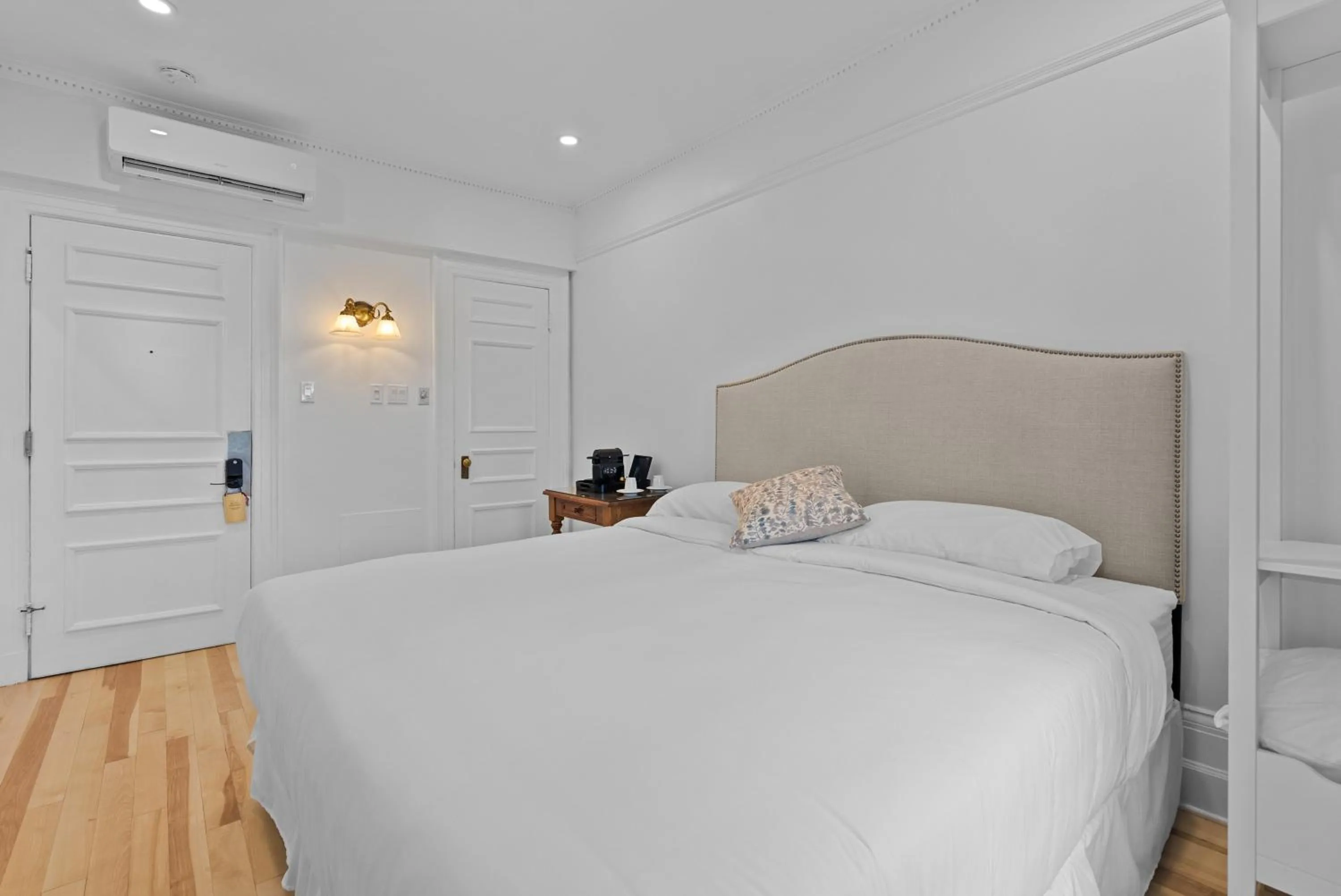 Bed in Le Chateau de Pierre - Par Aneyro