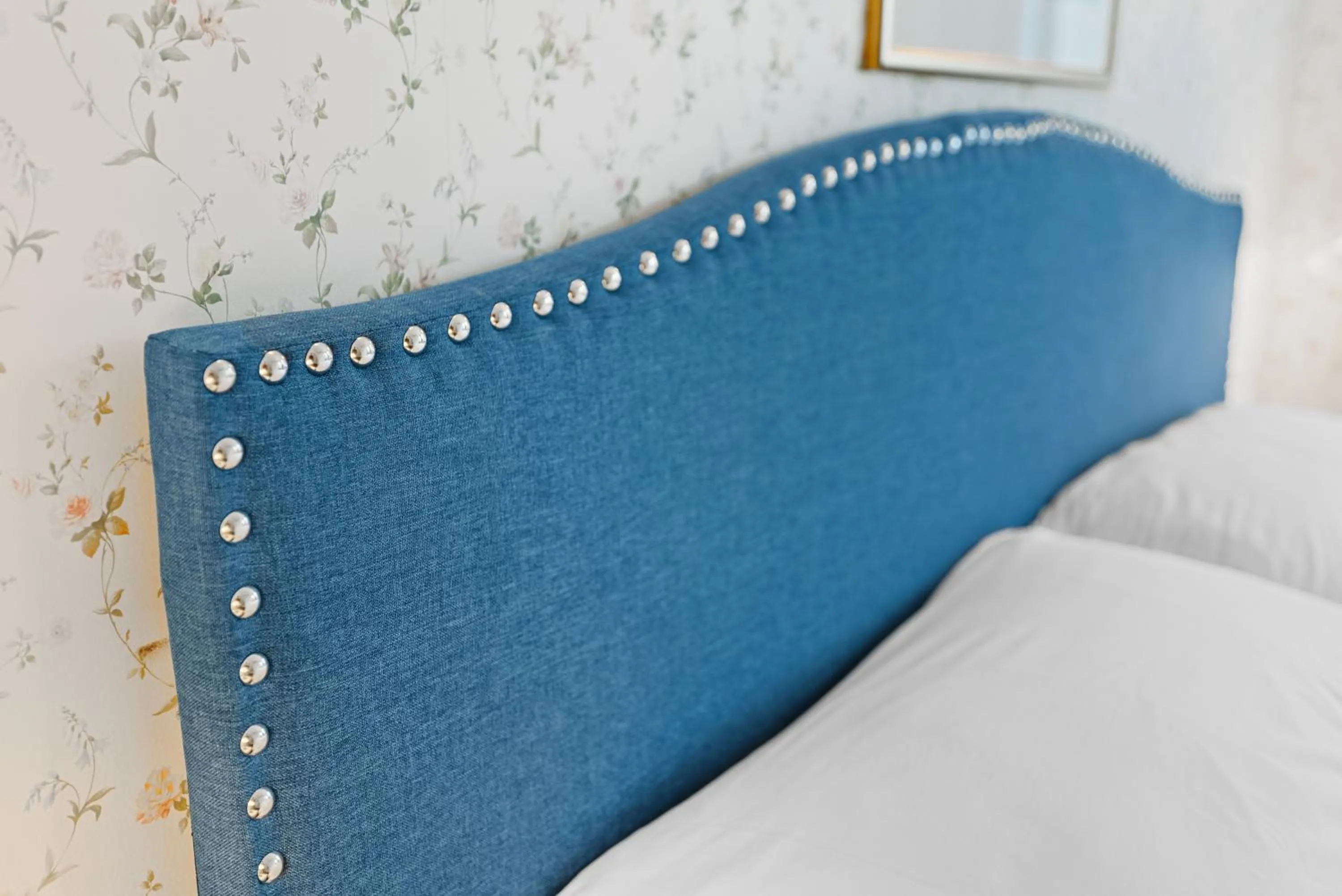 Bed in Le Chateau de Pierre - Par Aneyro