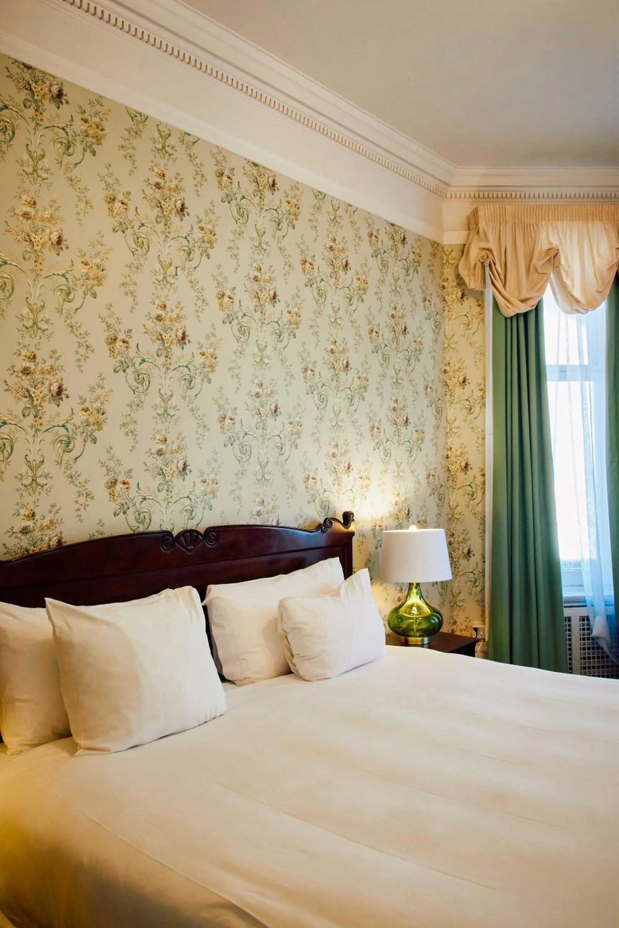 Bed in Le Chateau de Pierre - Par Aneyro