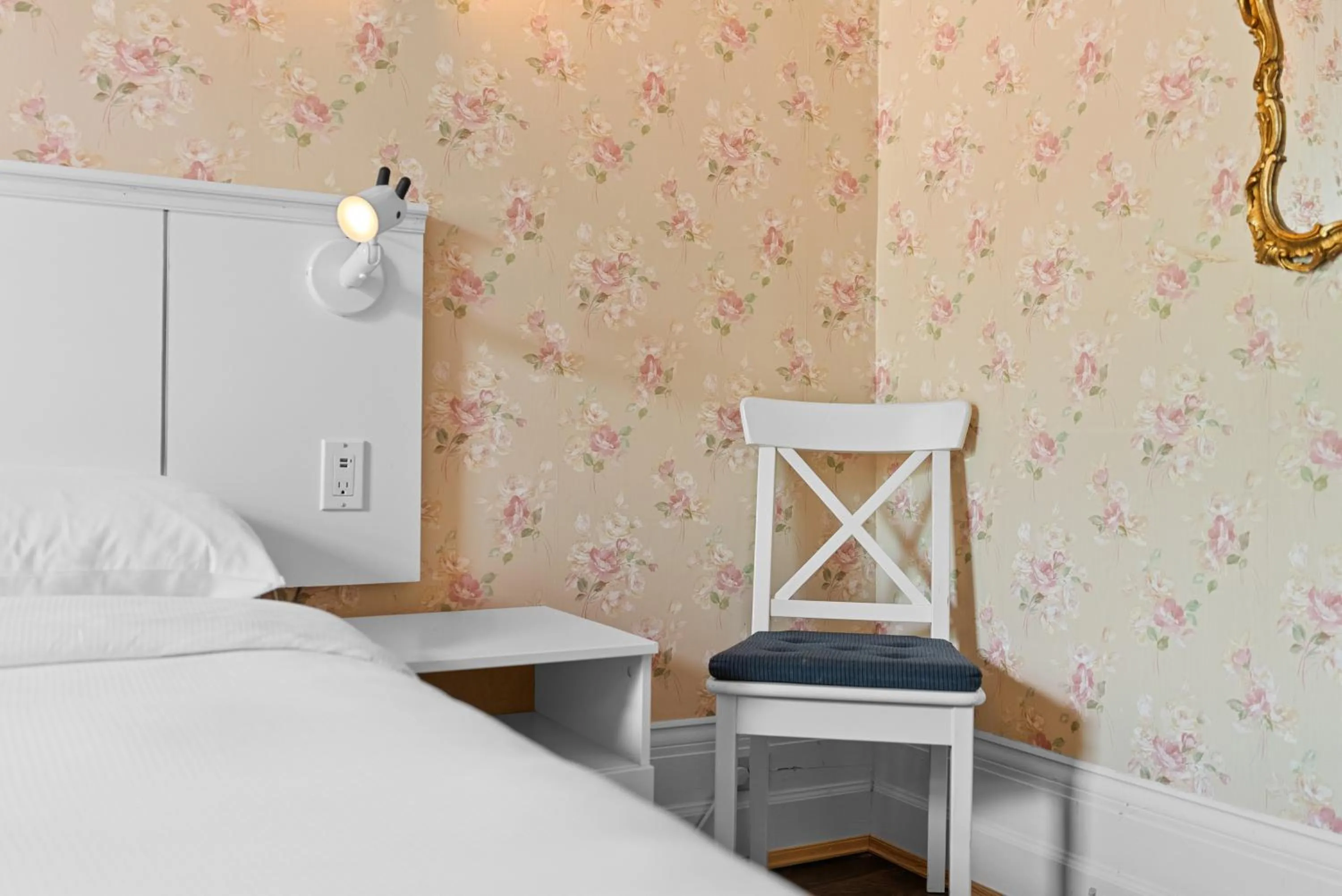 Bed in Le Chateau de Pierre - Par Aneyro