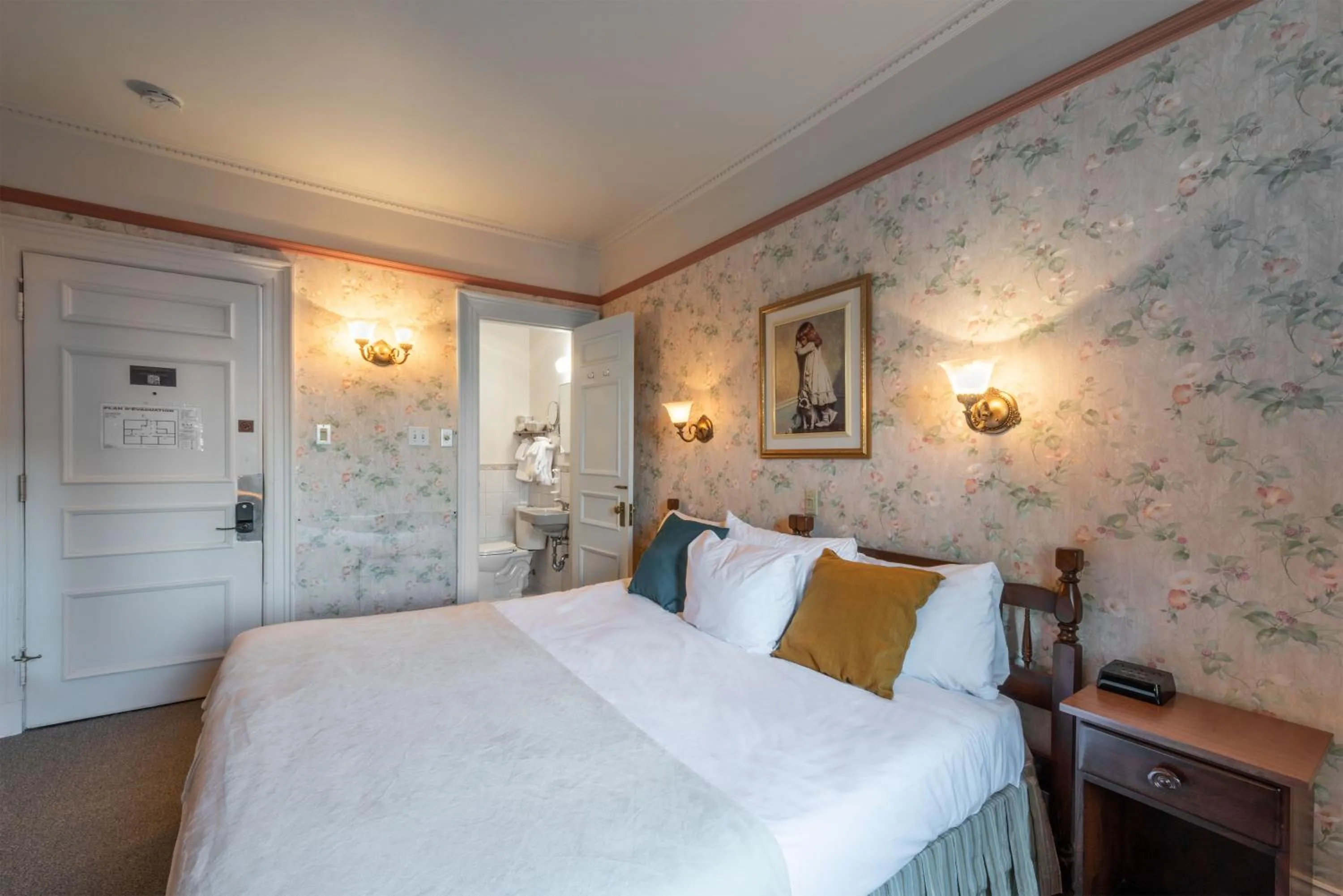 Bed in Le Chateau de Pierre - Par Aneyro