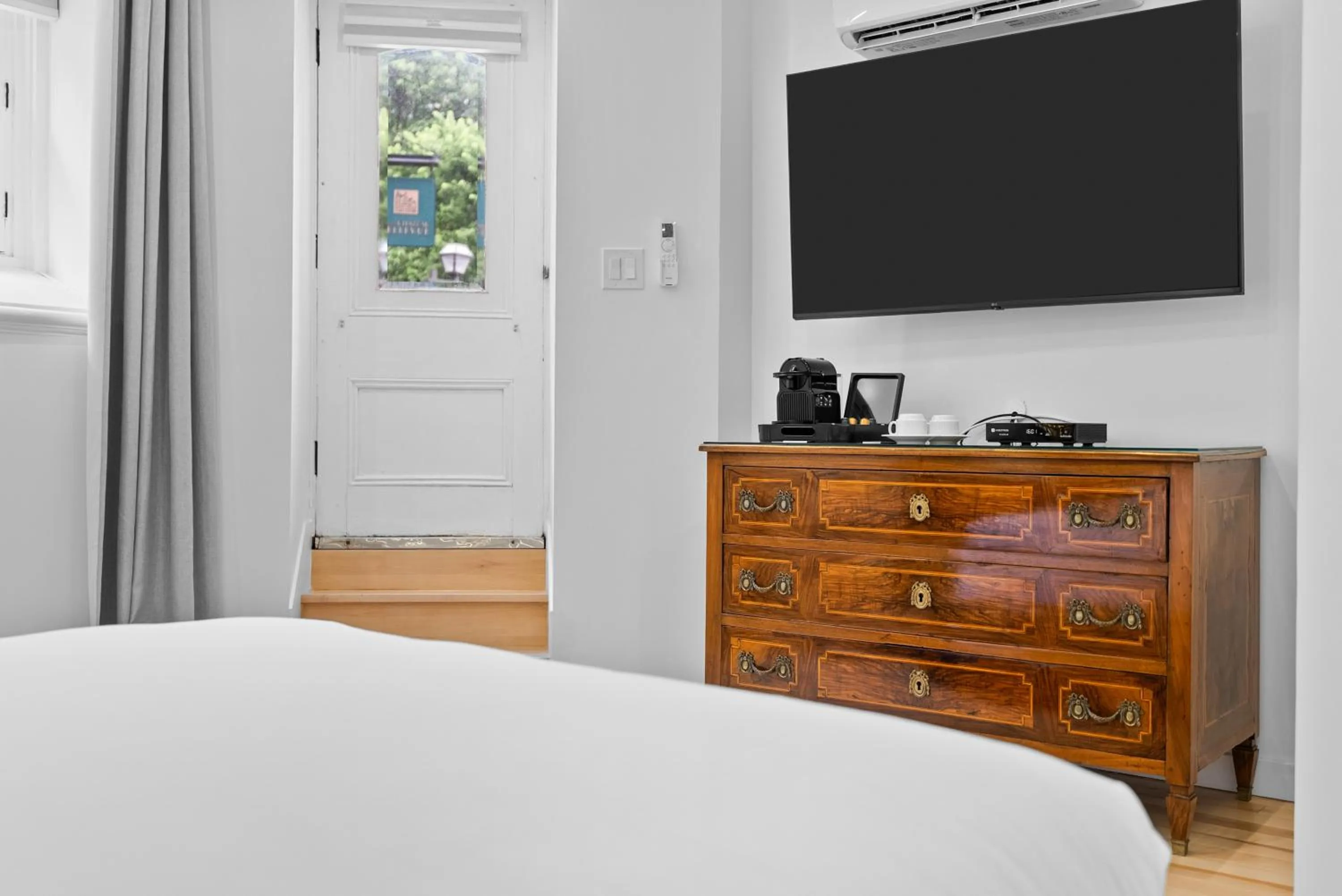 Bed in Le Chateau de Pierre - Par Aneyro