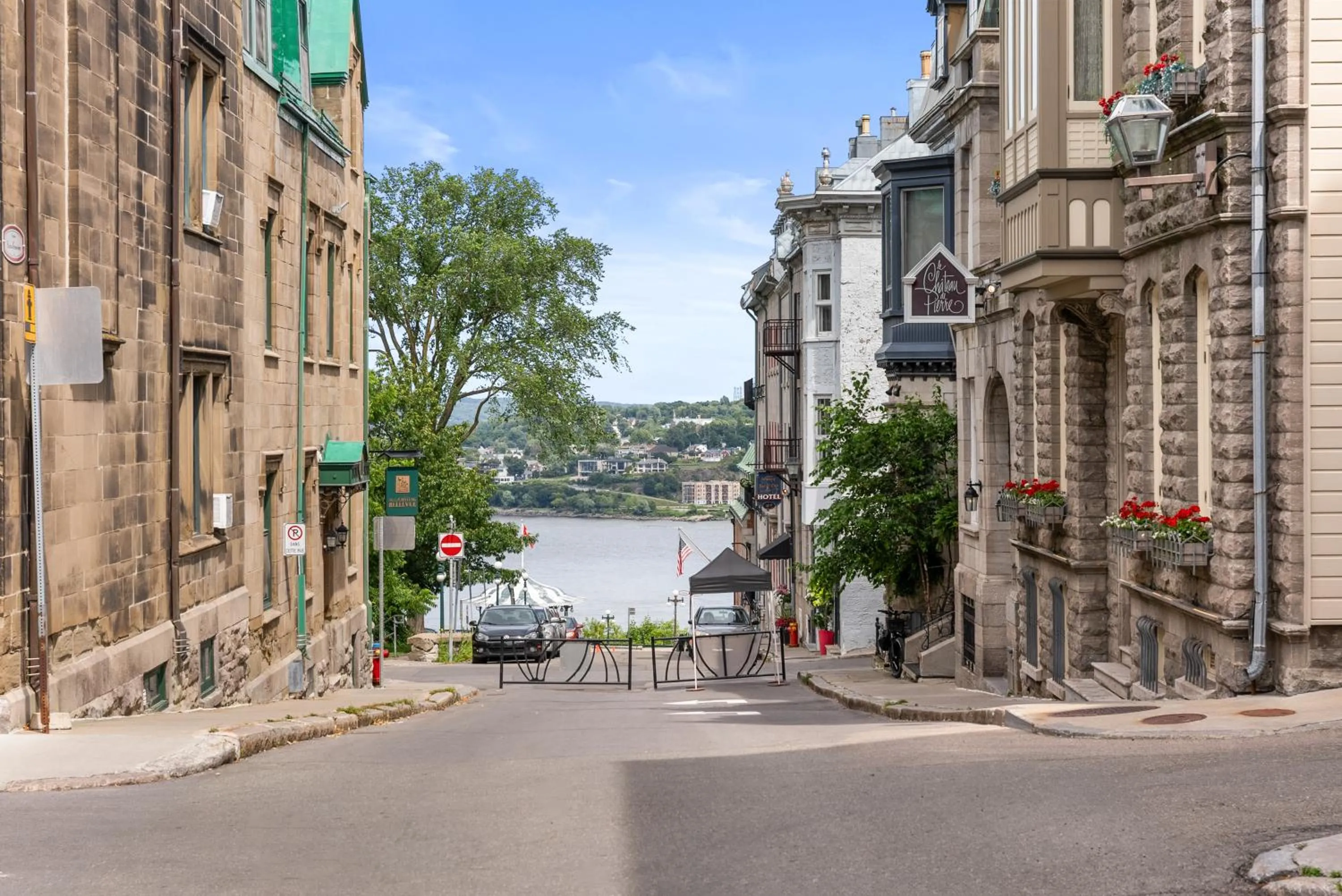 Le Chateau de Pierre - Par Aneyro