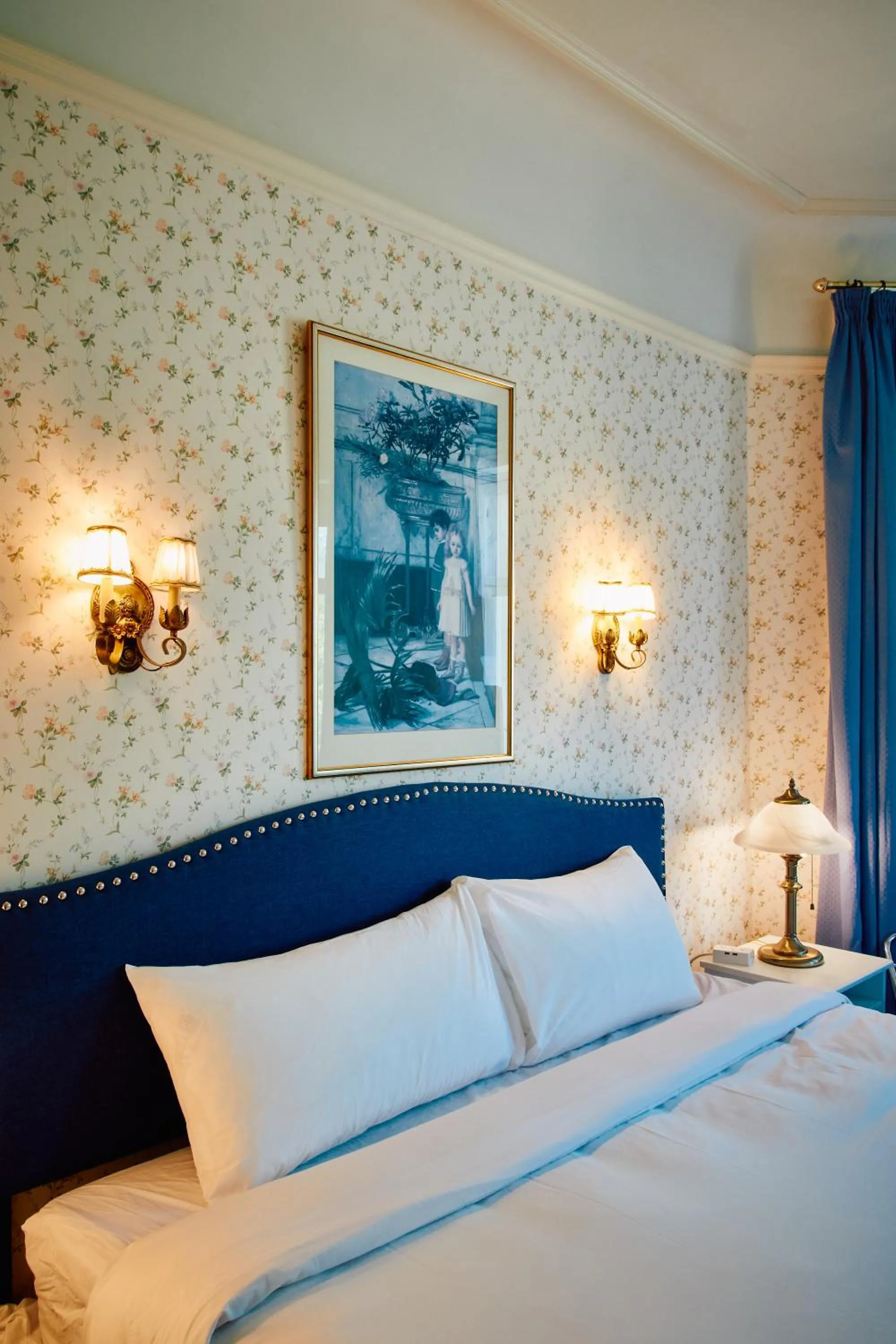 Bed in Le Chateau de Pierre - Par Aneyro