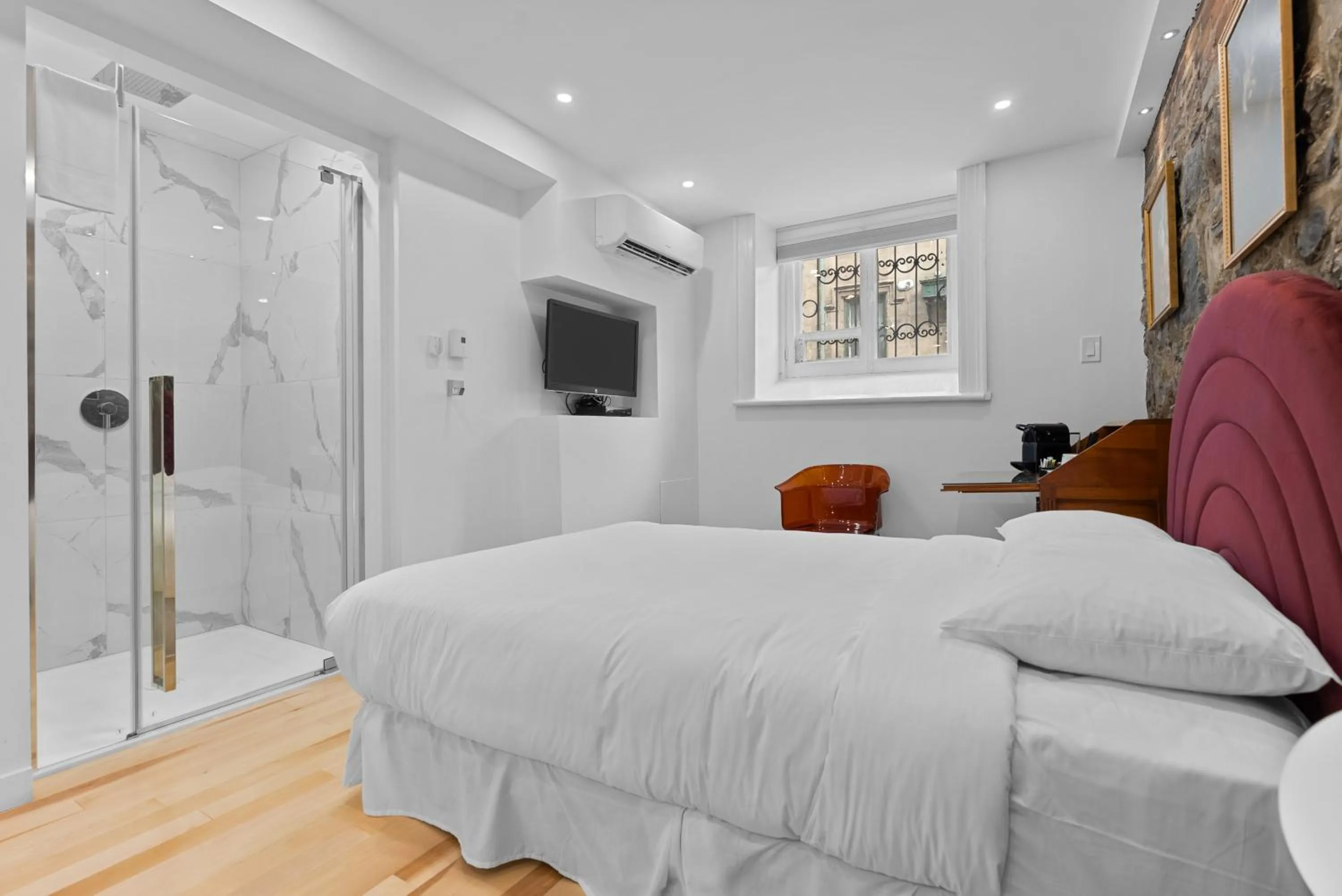 Bed in Le Chateau de Pierre - Par Aneyro