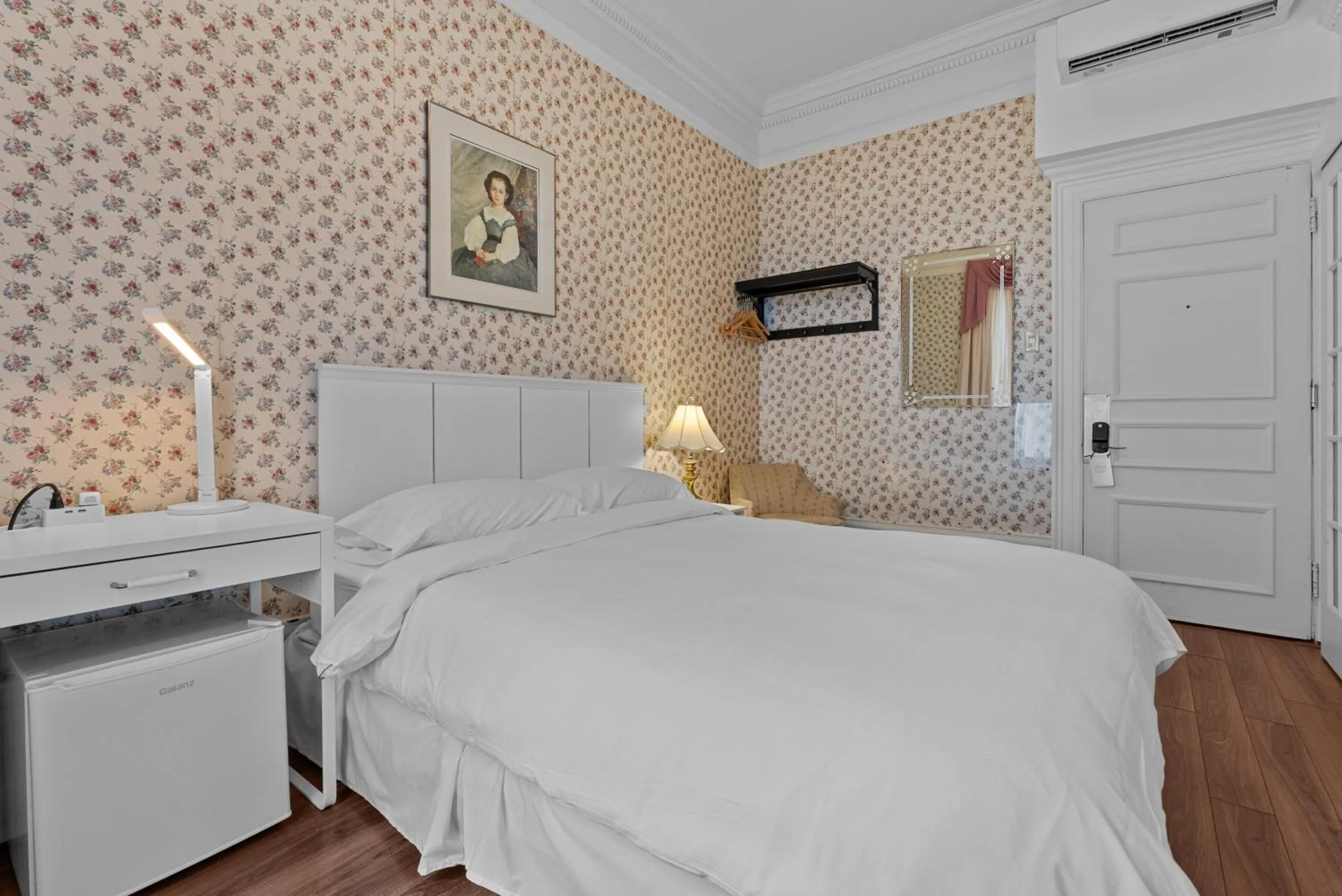 Bed in Le Chateau de Pierre - Par Aneyro