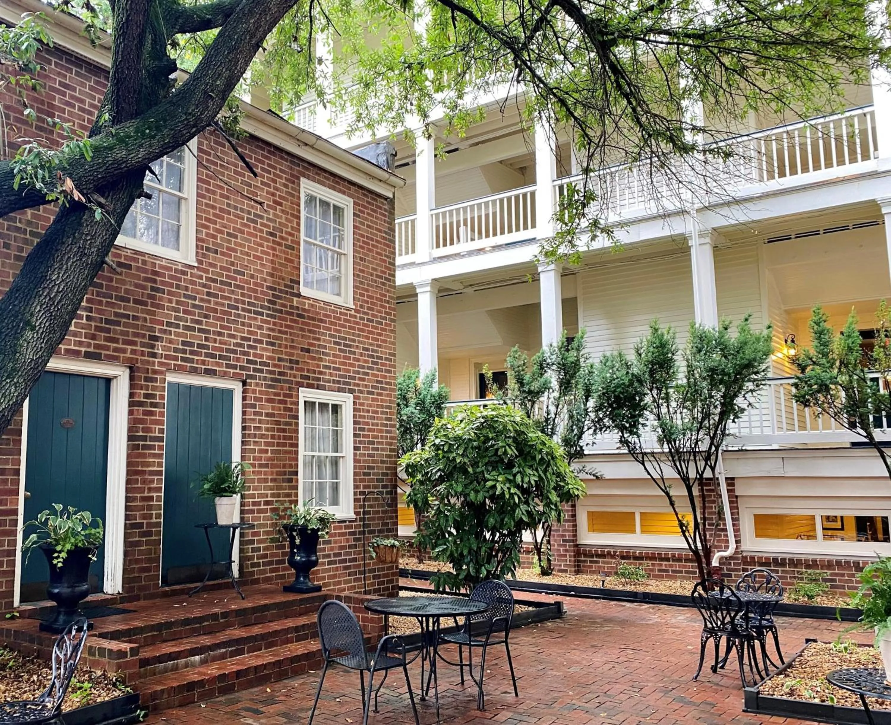 Garden in Linden Row Inn