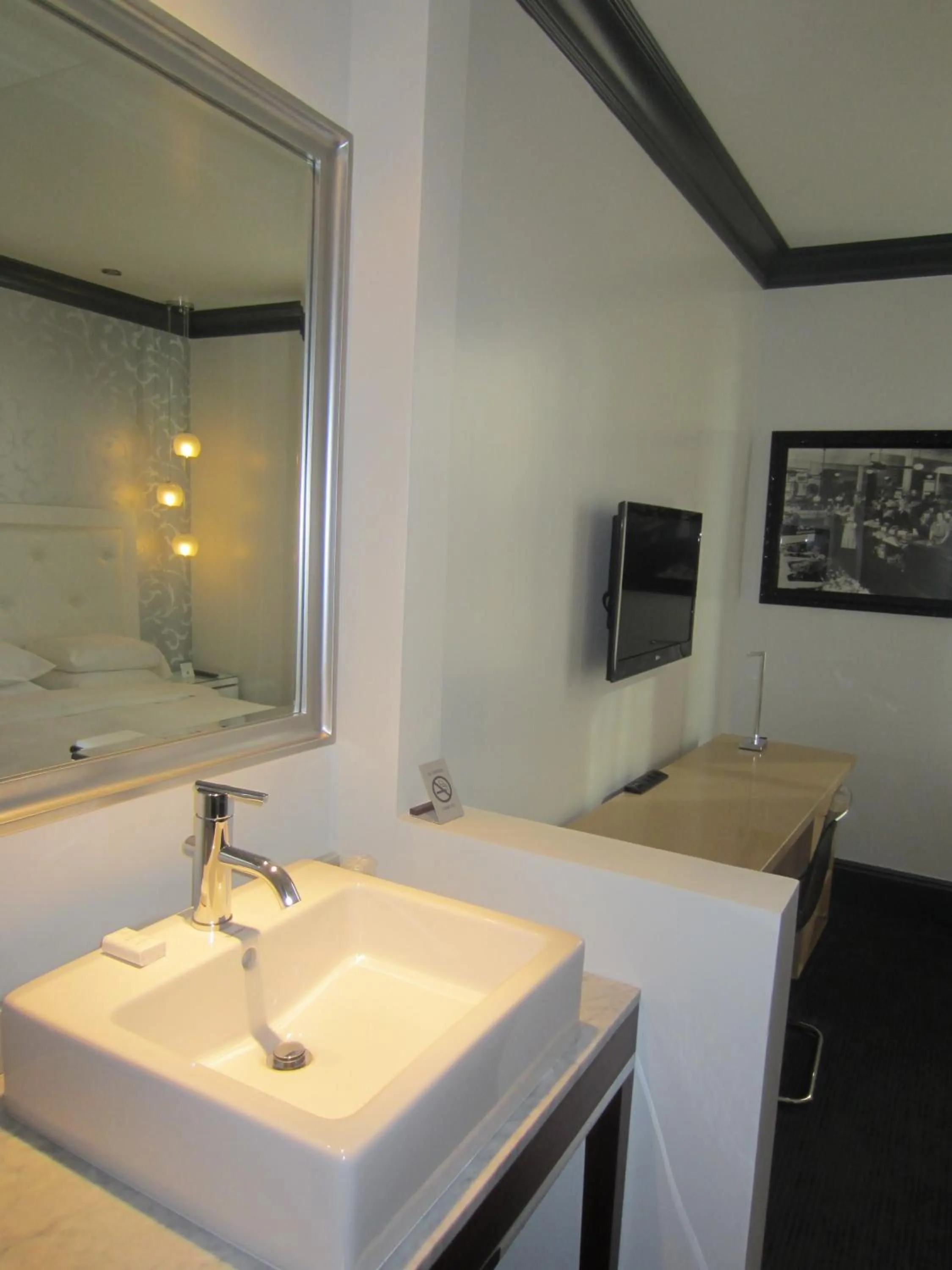 Bathroom, Bed in La Pensione Hotel