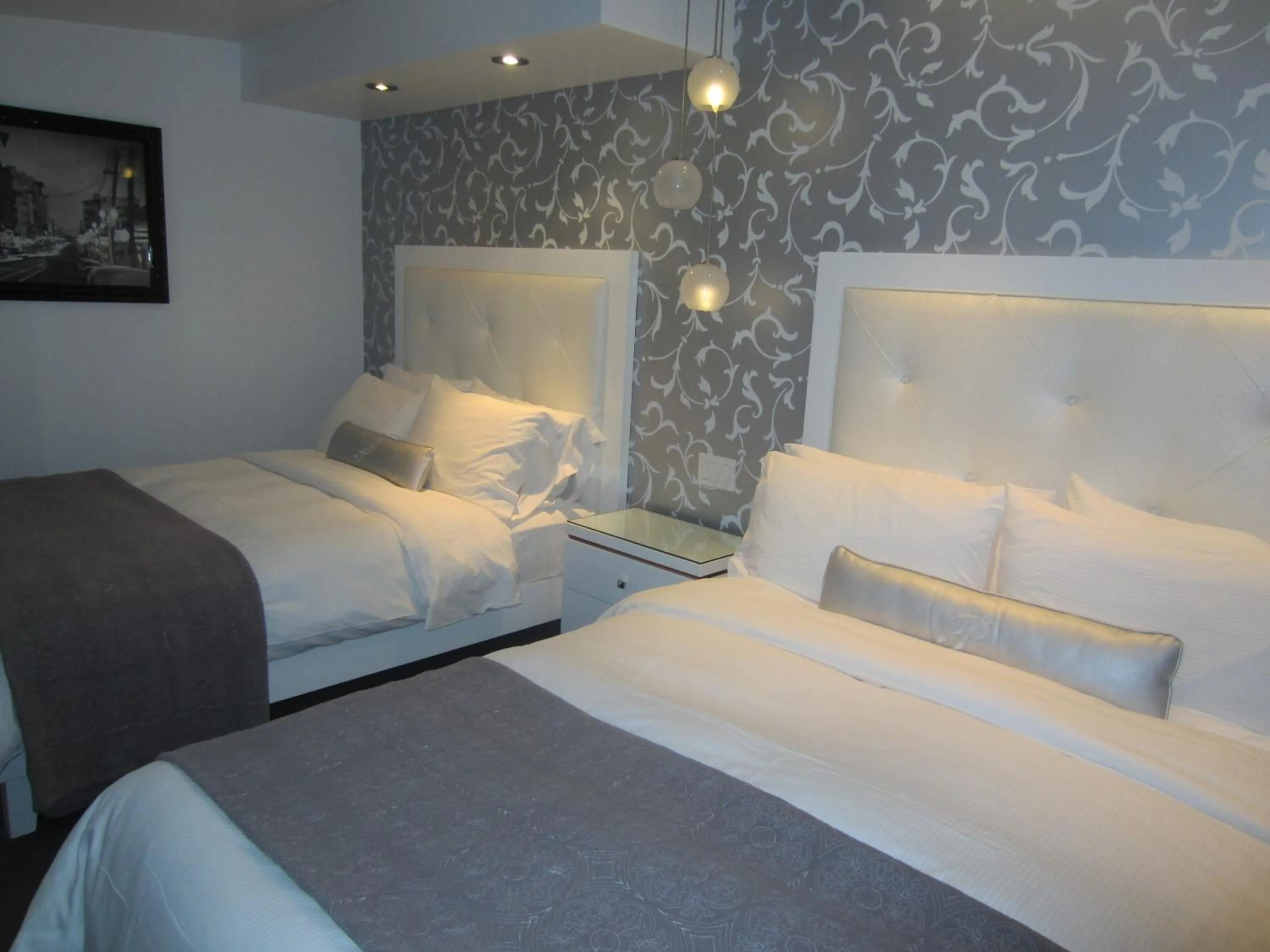 Bed in La Pensione Hotel