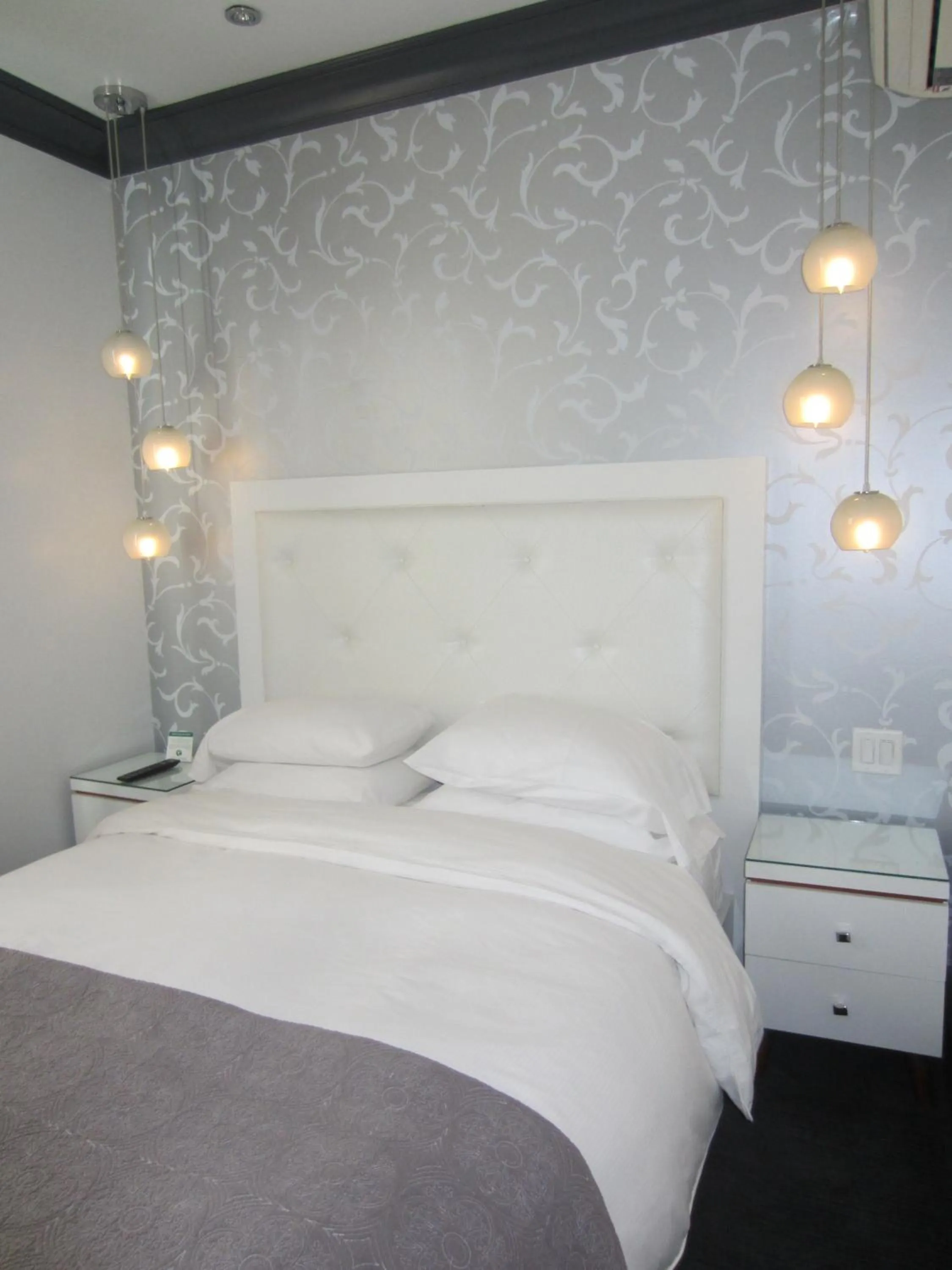 Bed in La Pensione Hotel