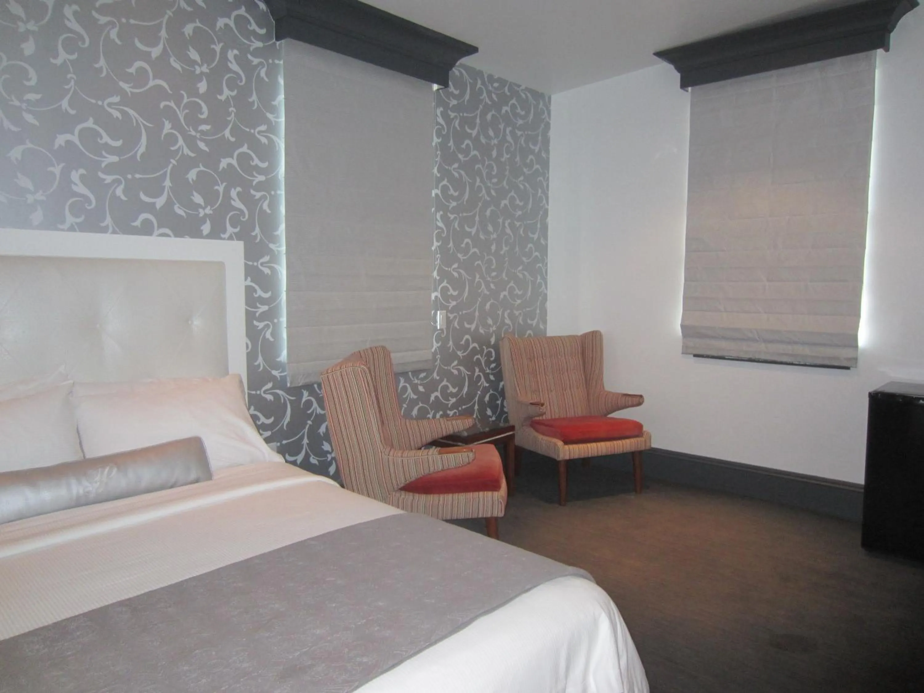 Bed in La Pensione Hotel