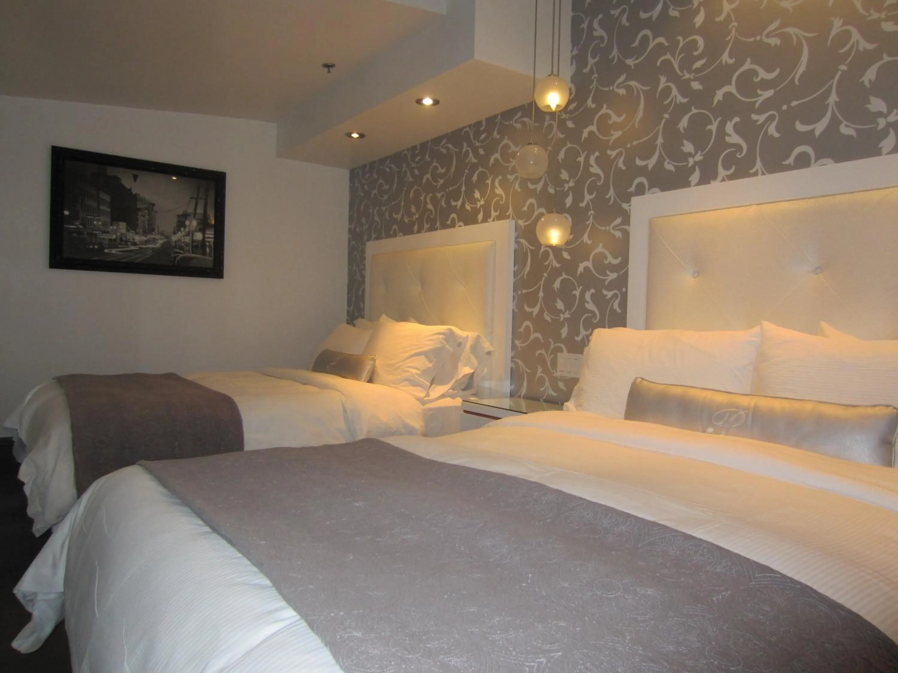 Bed in La Pensione Hotel