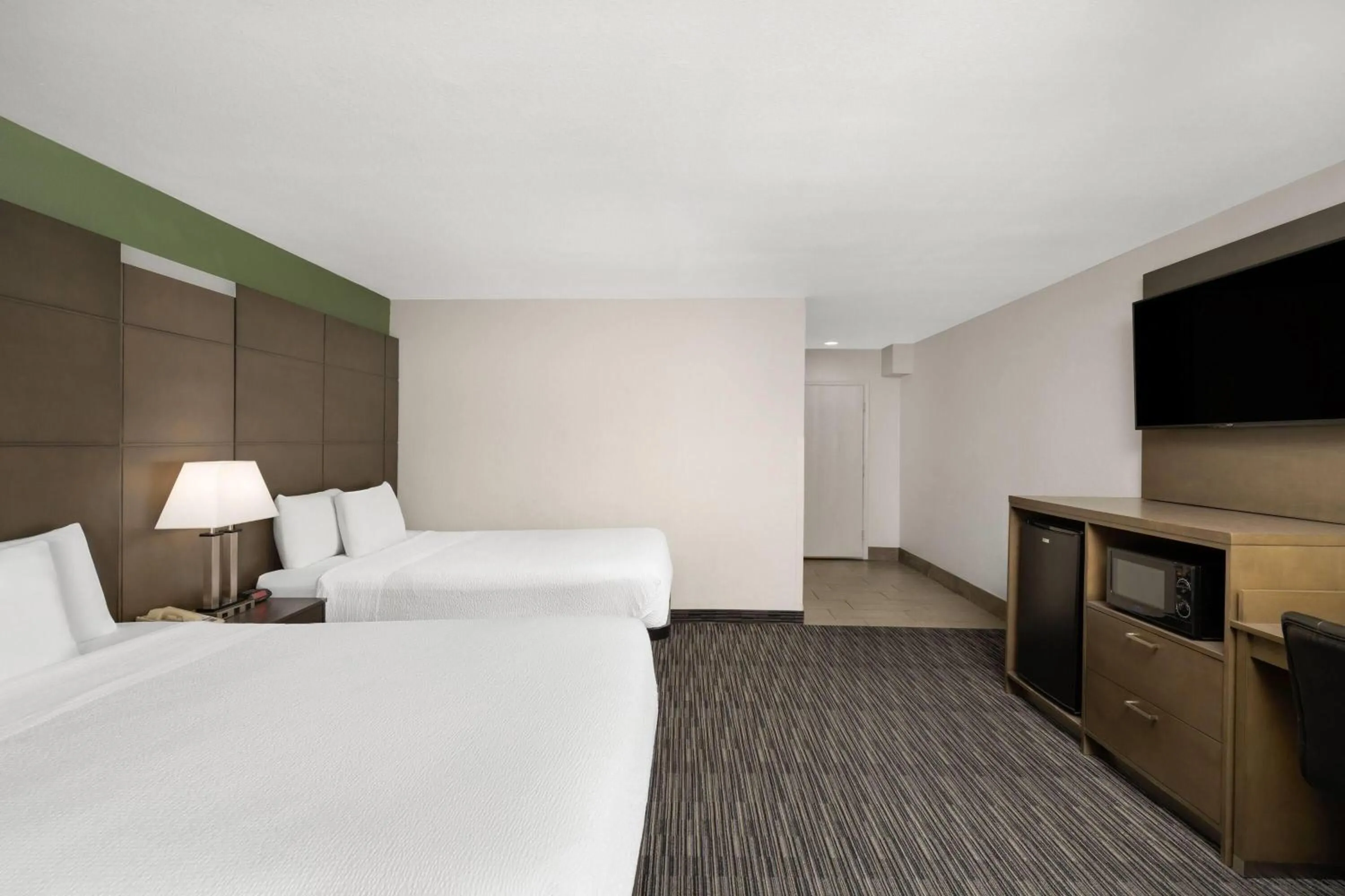 Photo of the whole room, Bed in Travelodge Inn & Suites by Wyndham Anaheim on Disneyland Dr