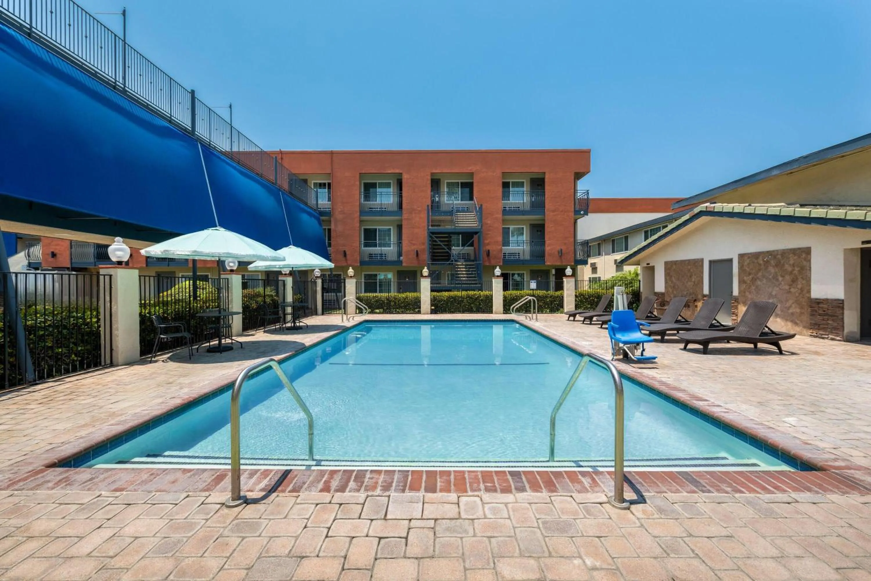 Swimming pool in Travelodge Inn & Suites by Wyndham Anaheim on Disneyland Dr