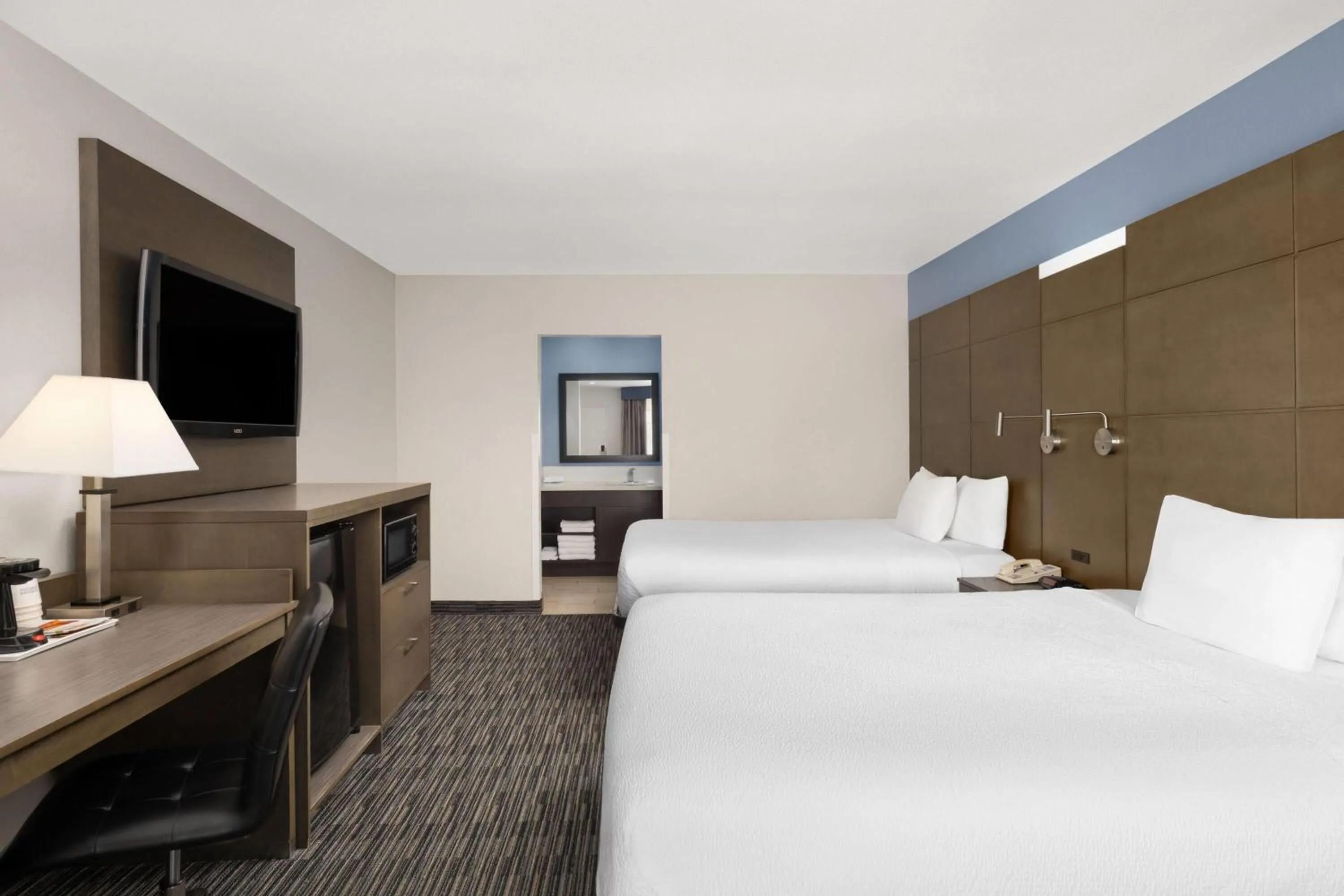 Photo of the whole room, Bed in Travelodge Inn & Suites by Wyndham Anaheim on Disneyland Dr