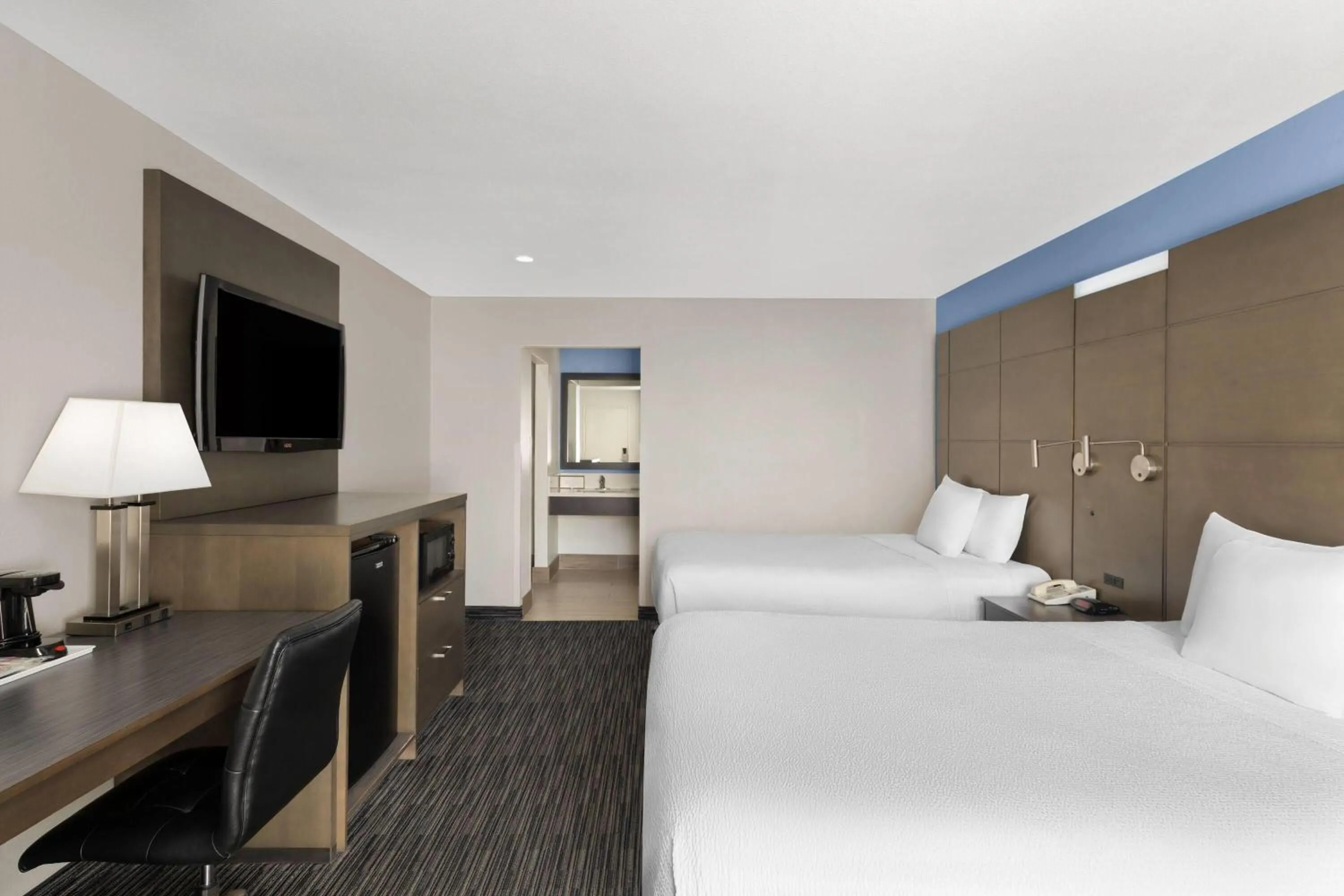 Photo of the whole room, Bed in Travelodge Inn & Suites by Wyndham Anaheim on Disneyland Dr