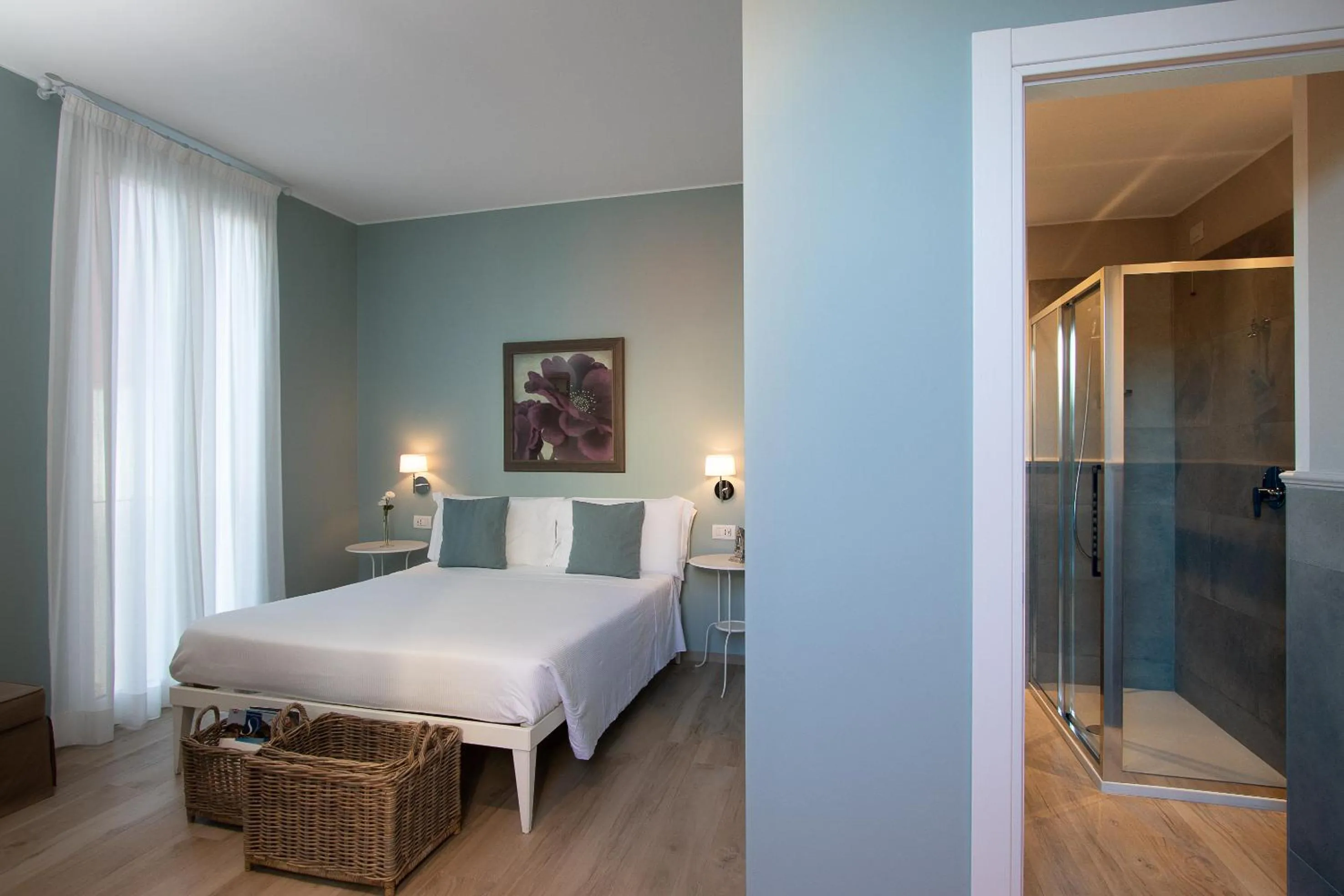 Shower, Bed in Blu Hotel