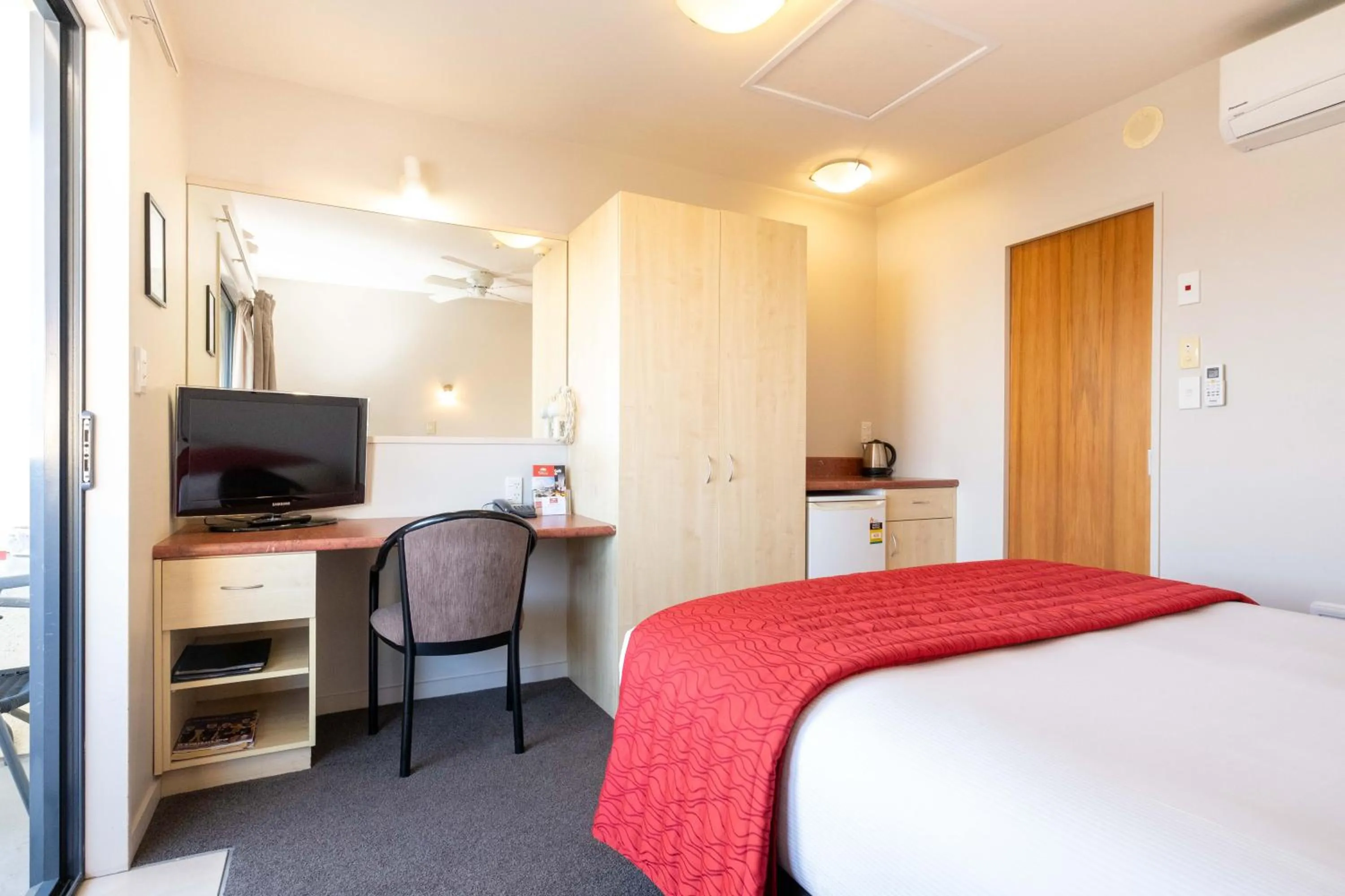 Coffee/tea facilities, Bed in Bella Vista Motel Napier