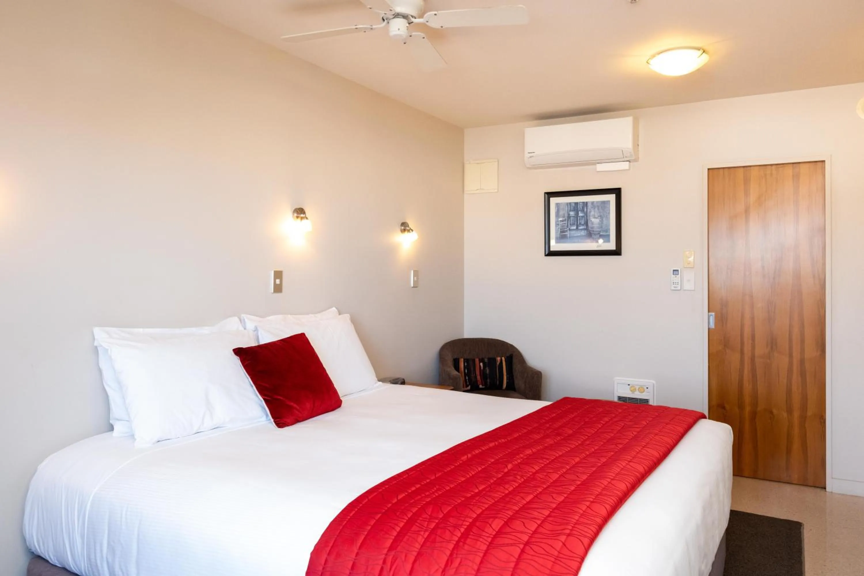 Photo of the whole room, Bed in Bella Vista Motel Napier