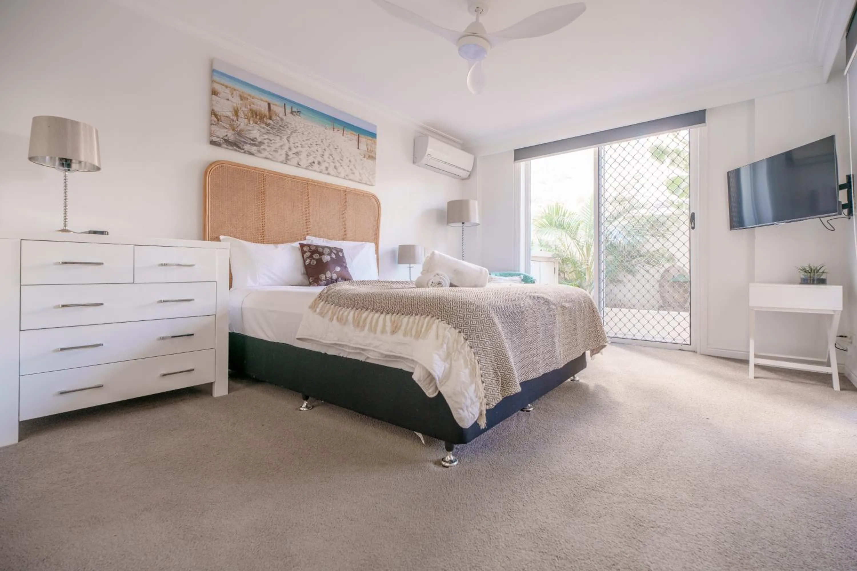 Bedroom, Bed in La Grande Apartments