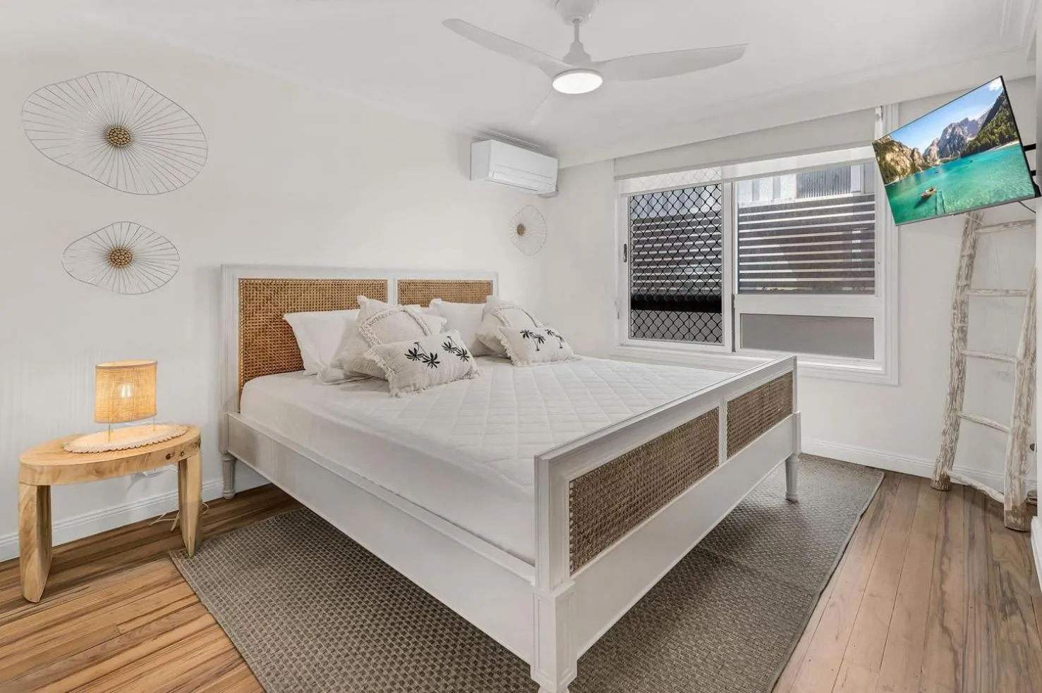 Bedroom, Bed in La Grande Apartments