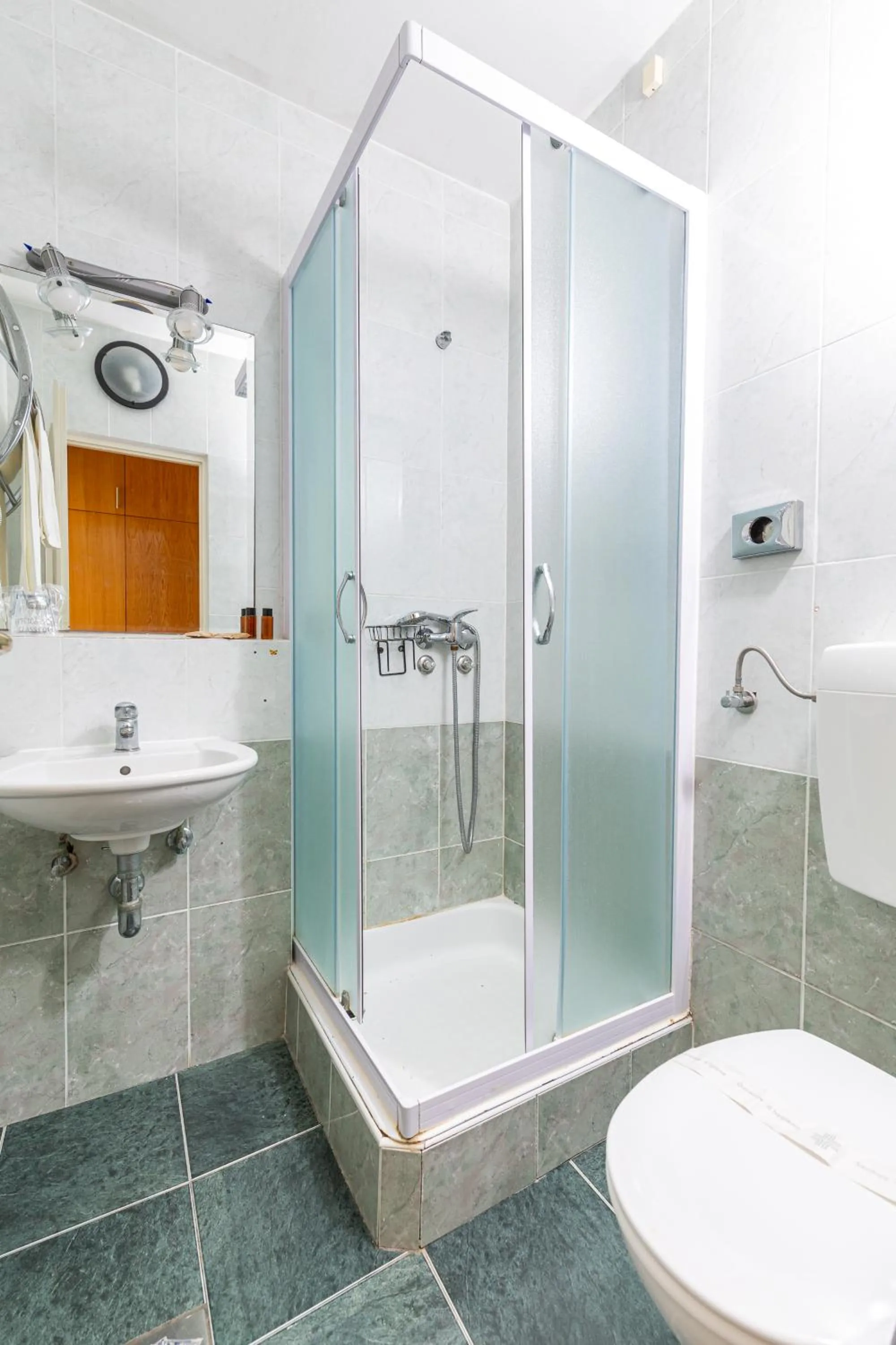 Shower in Hotel Timun