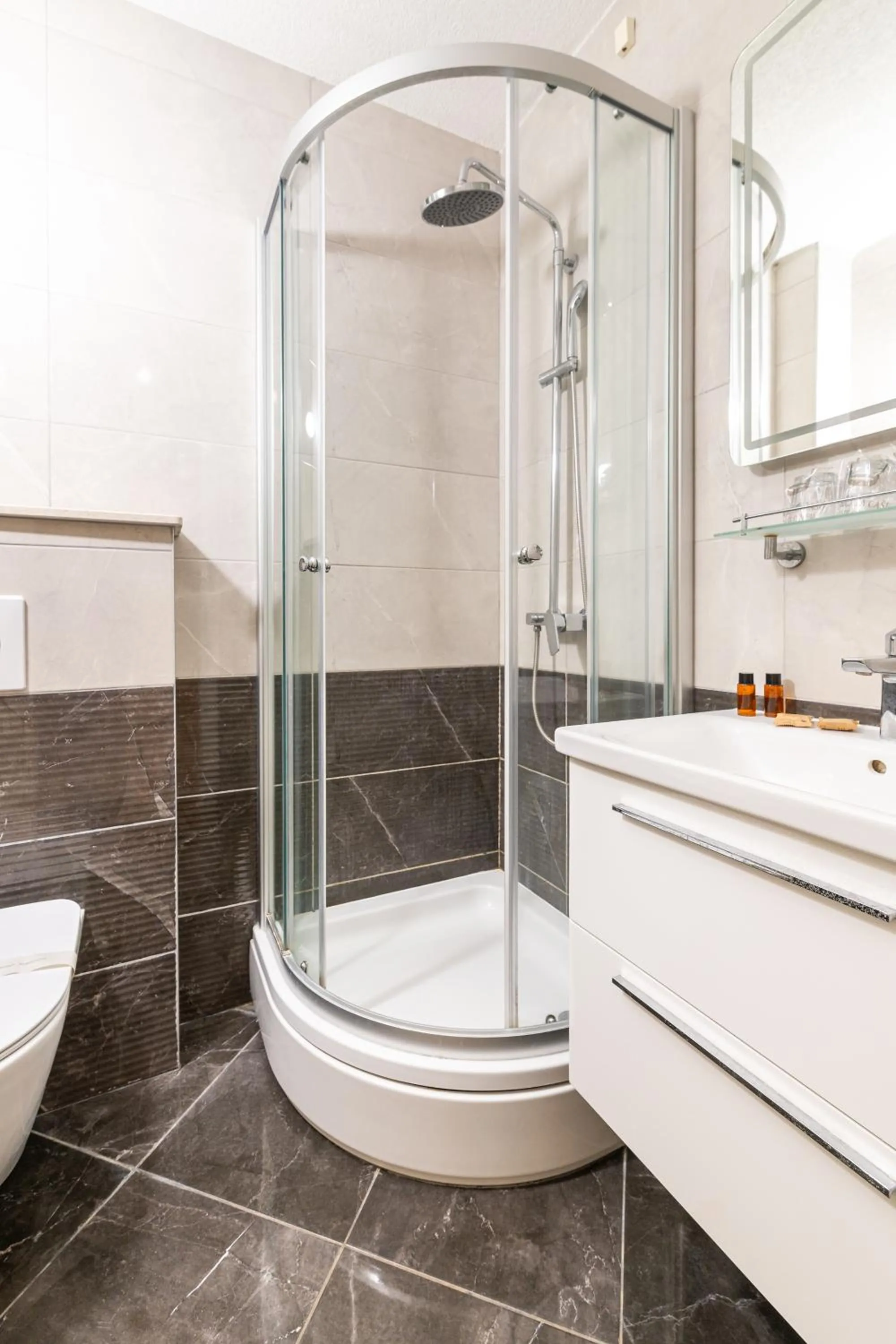 Shower in Hotel Timun