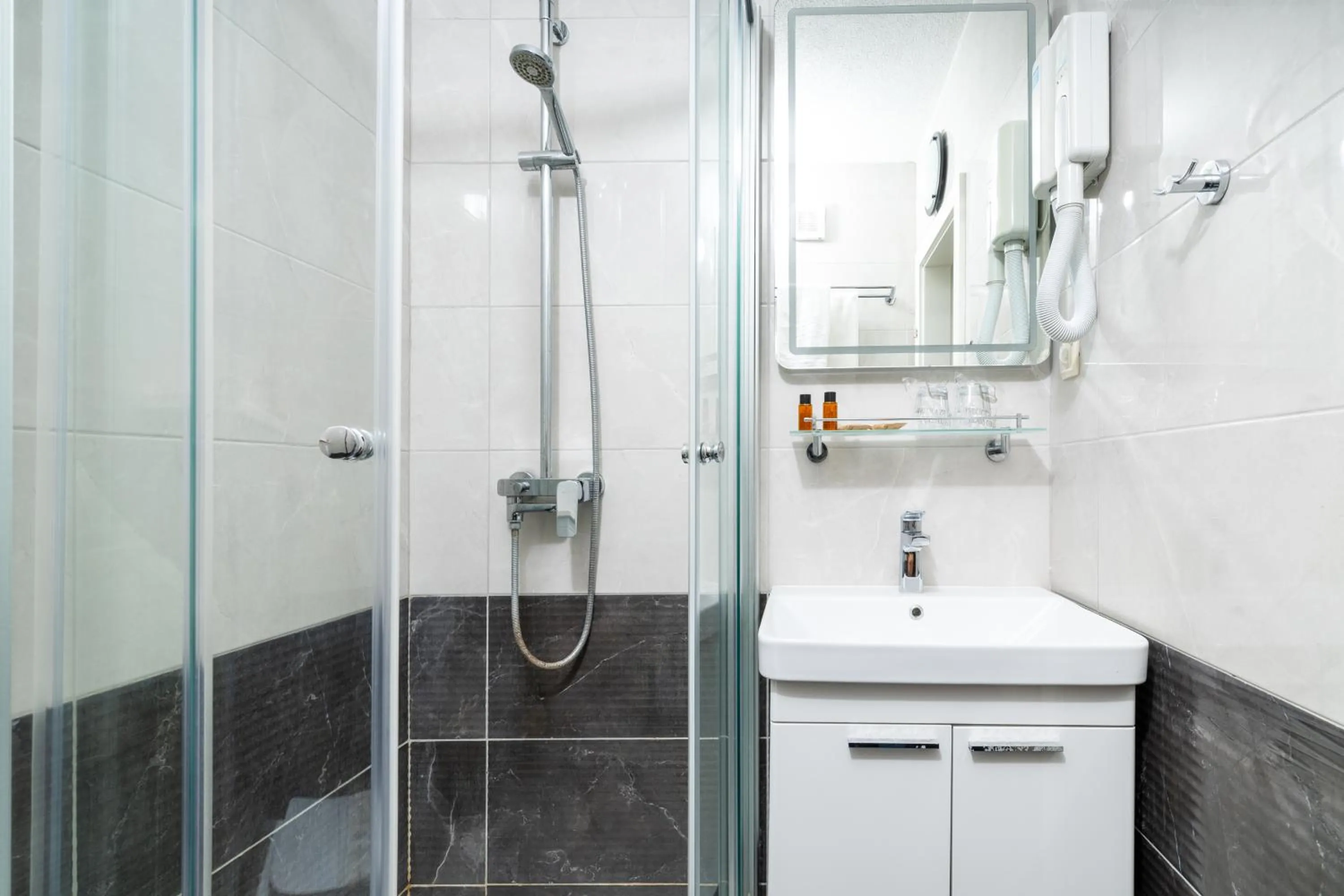 Shower in Hotel Timun