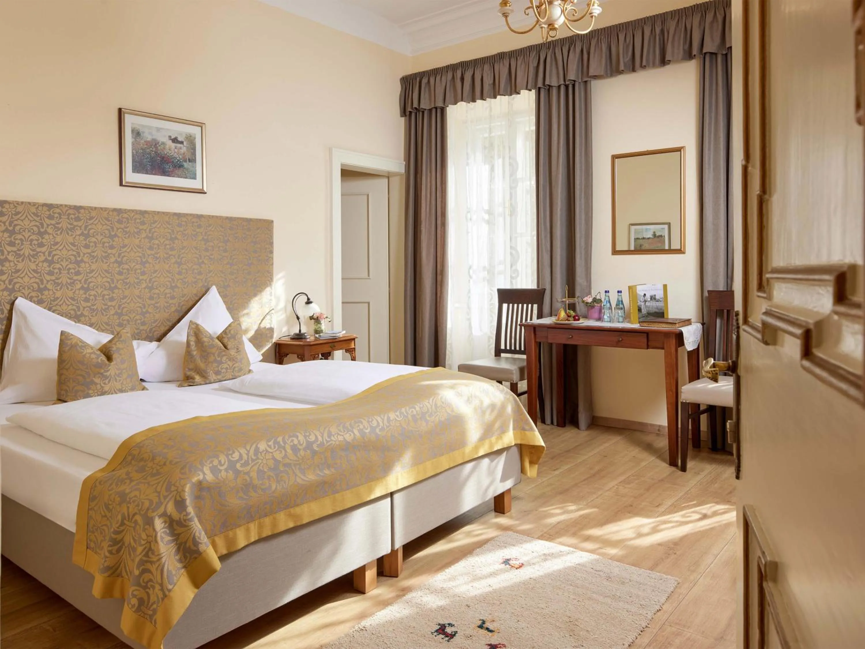 Photo of the whole room, Bed in Schlosshotel Mitterhart