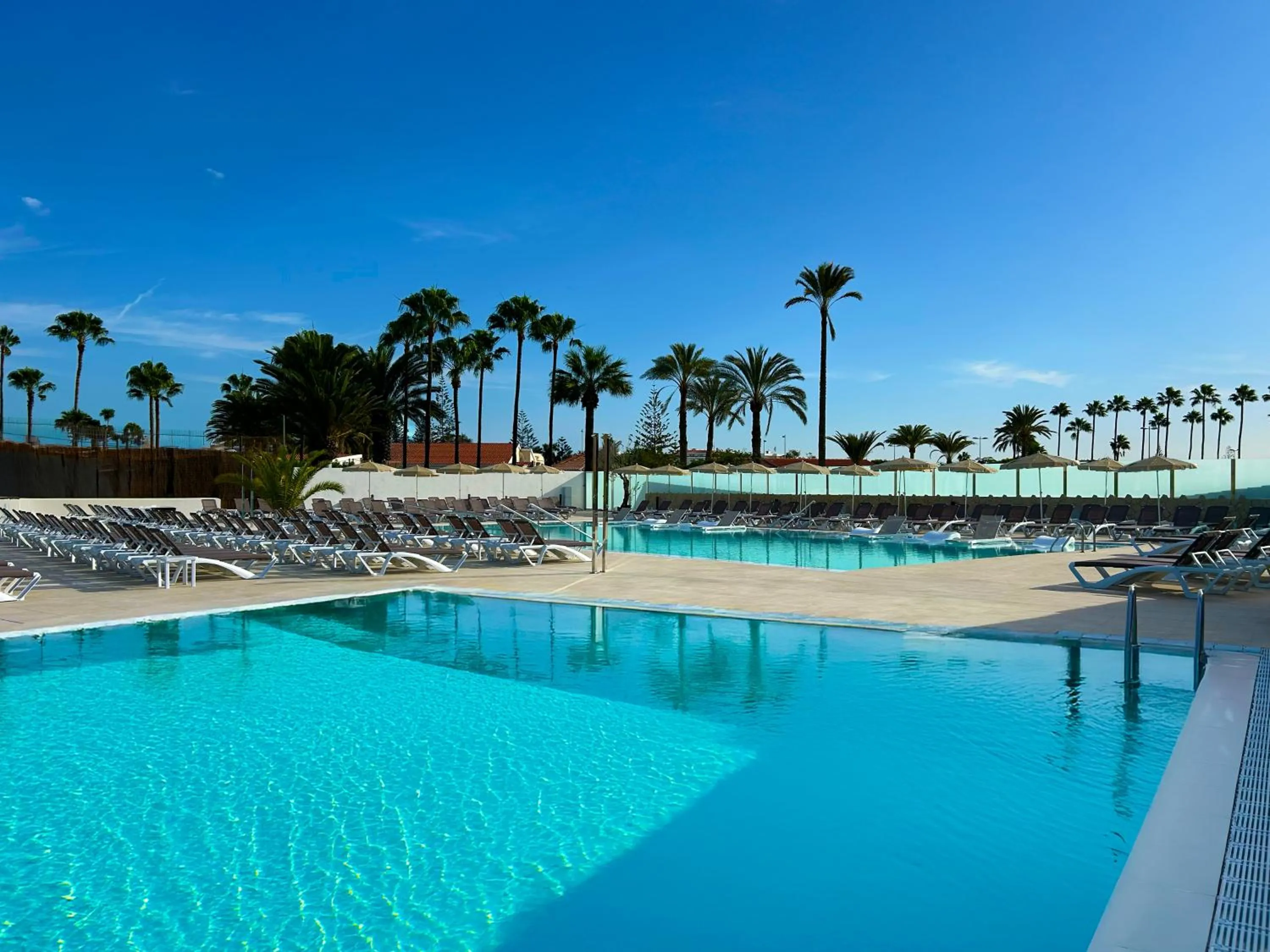Swimming pool in HL Miraflor Suites Hotel