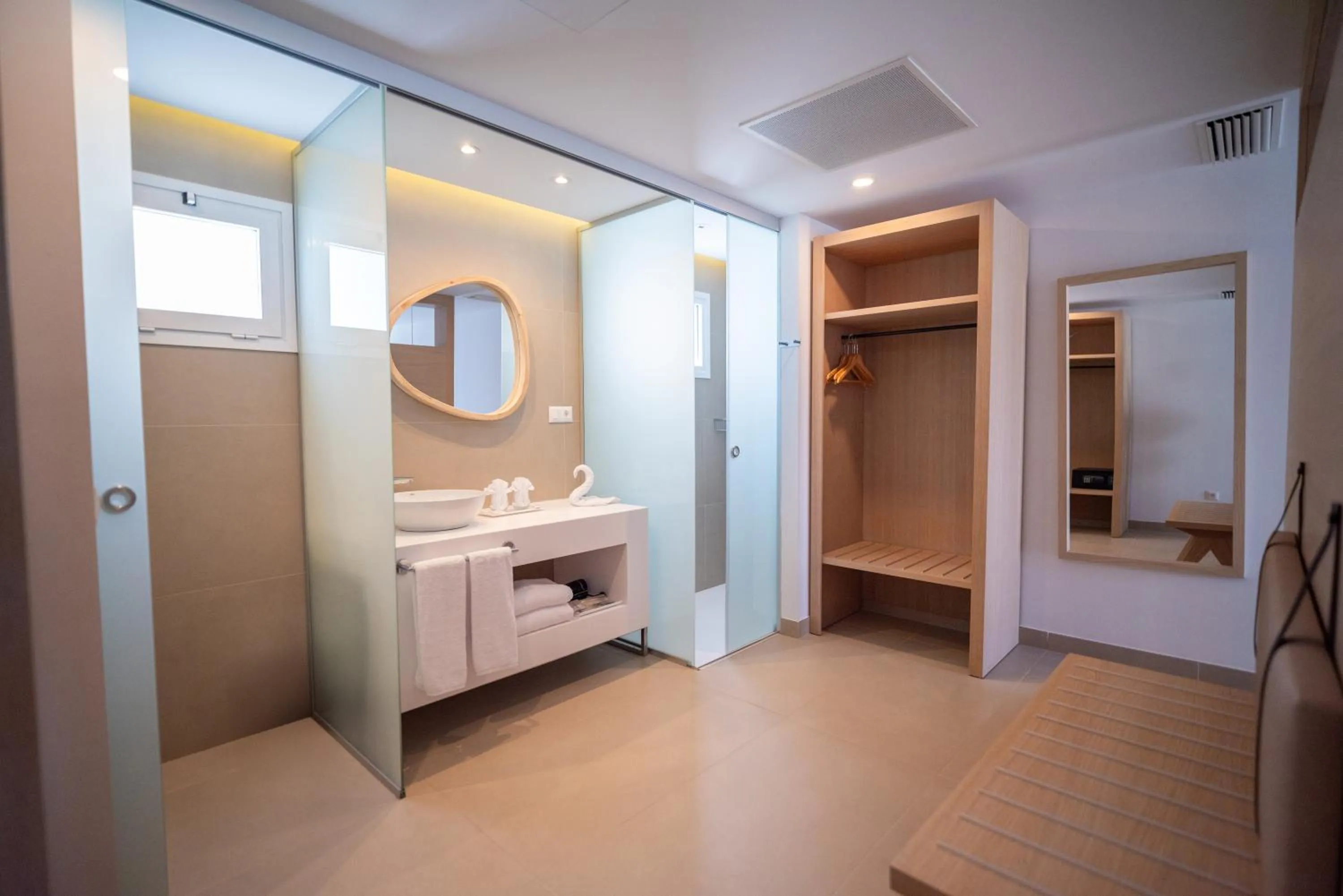 Bathroom in HL Miraflor Suites Hotel