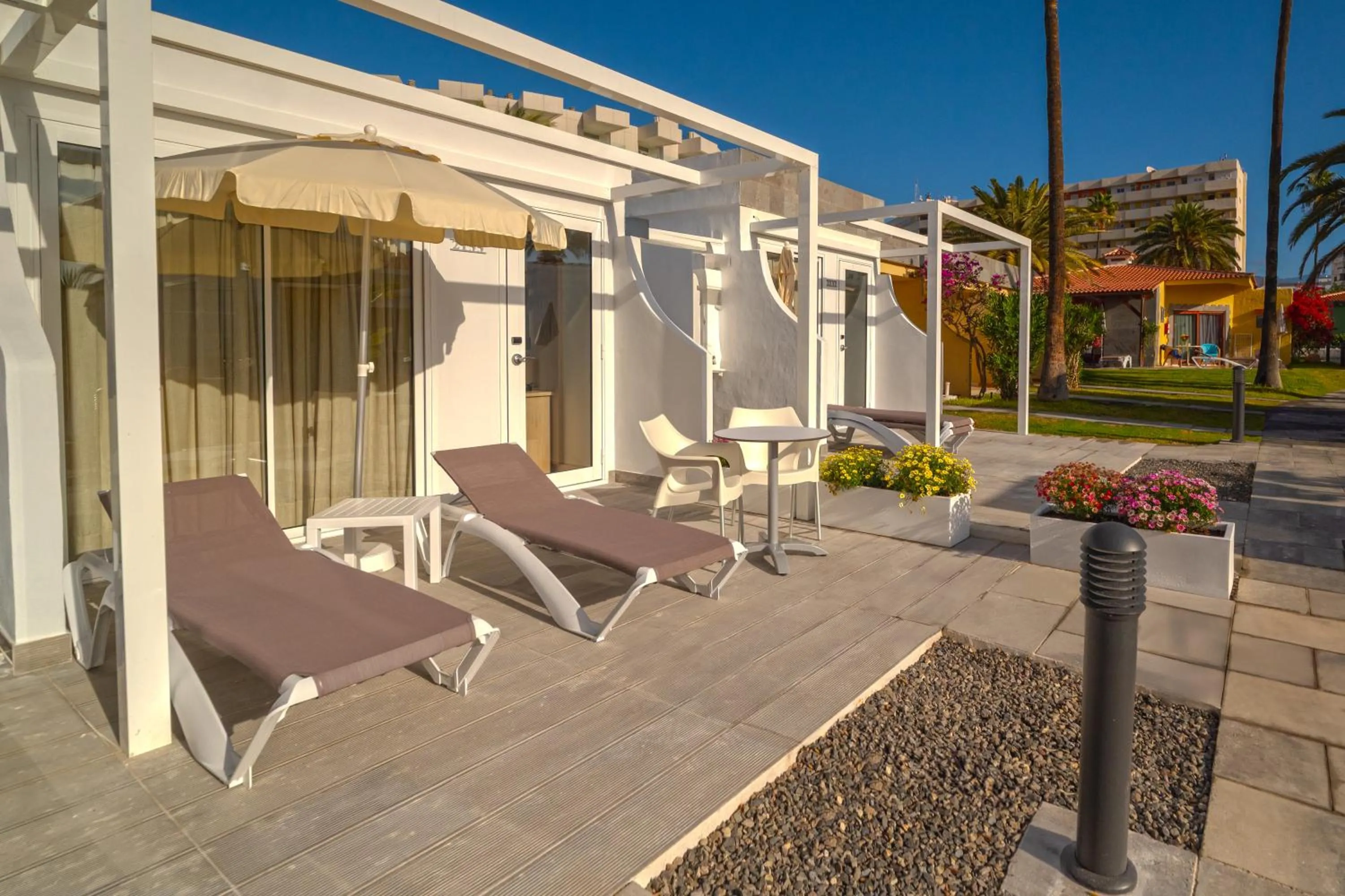 HL Miraflor Suites Hotel