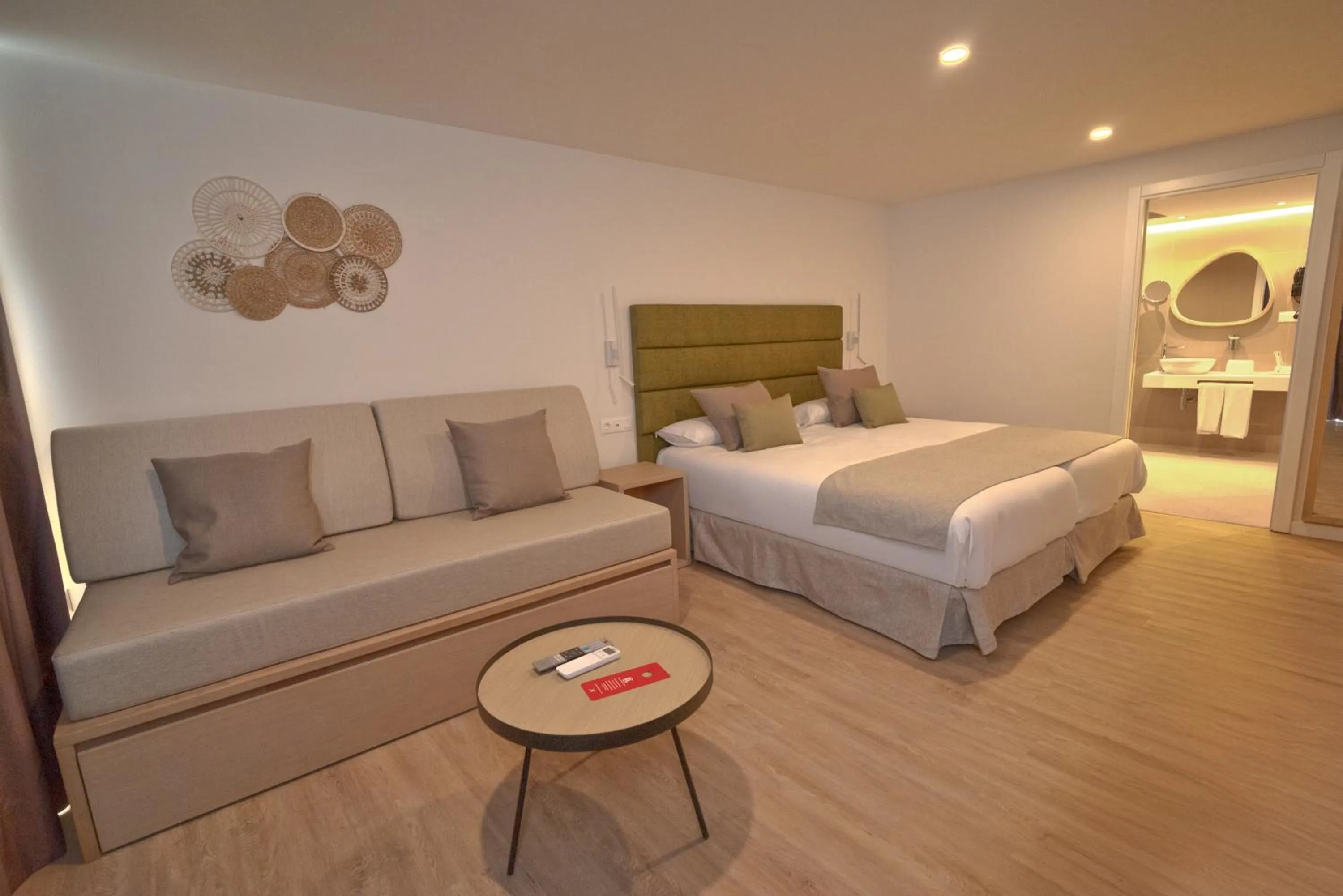 Bed in HL Miraflor Suites Hotel