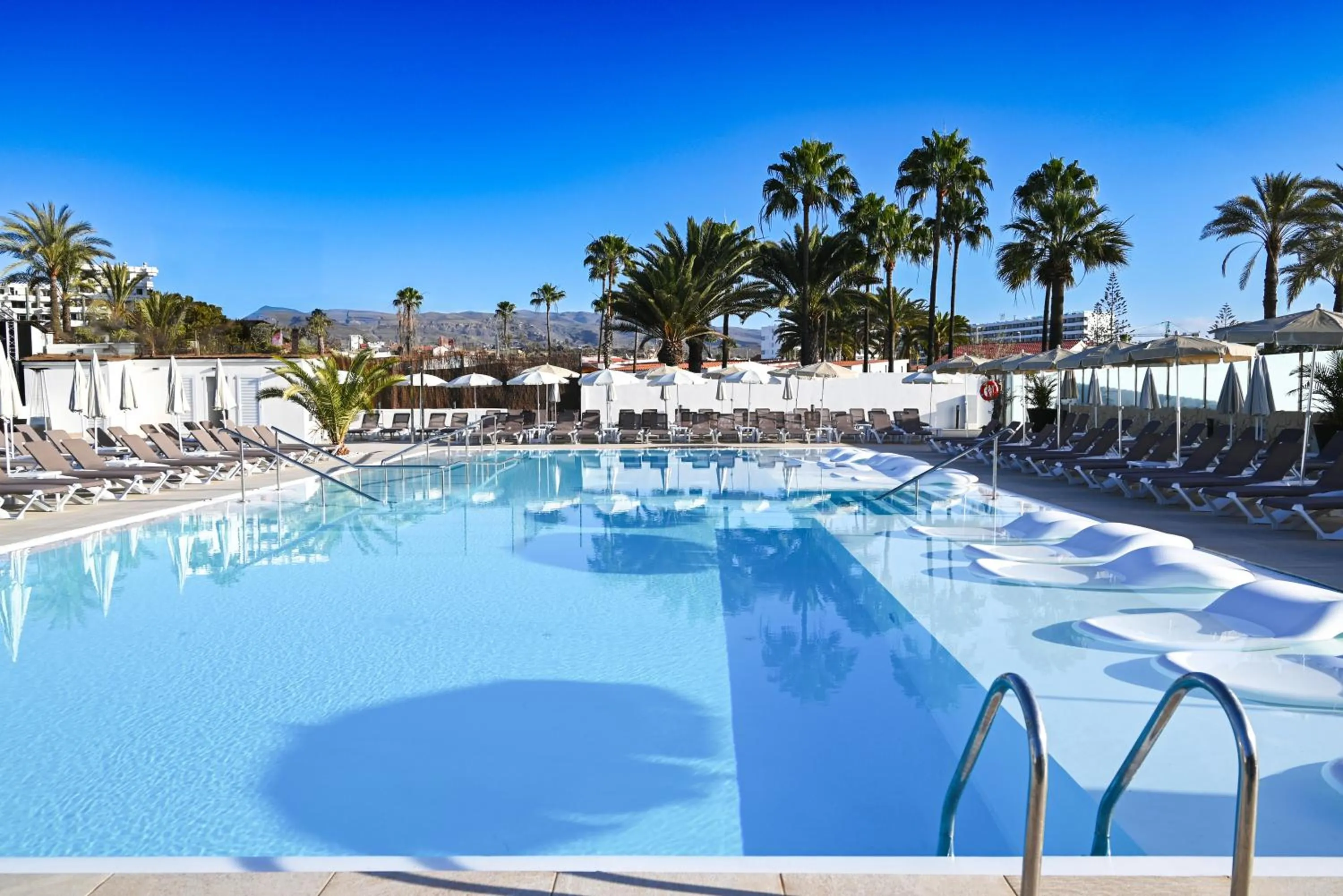Swimming pool in HL Miraflor Suites Hotel