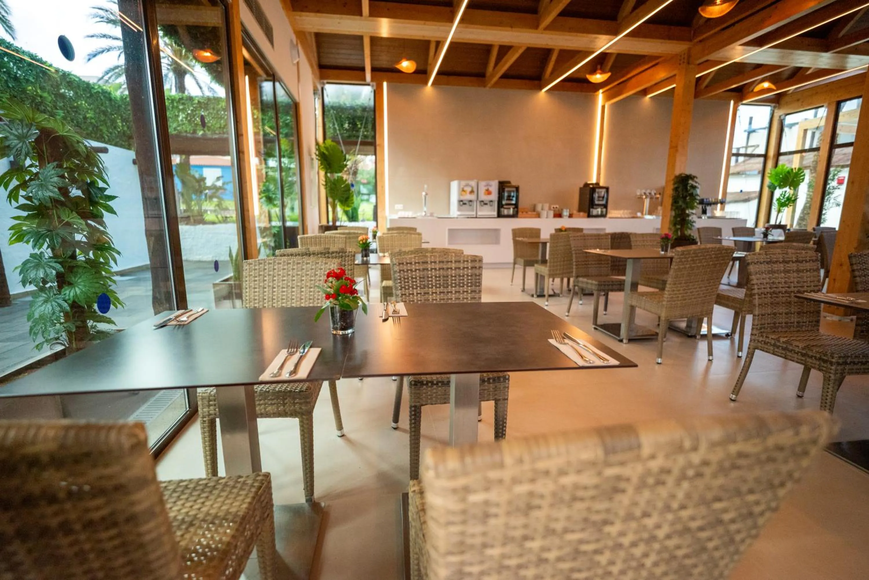 Restaurant/places to eat in HL Miraflor Suites Hotel