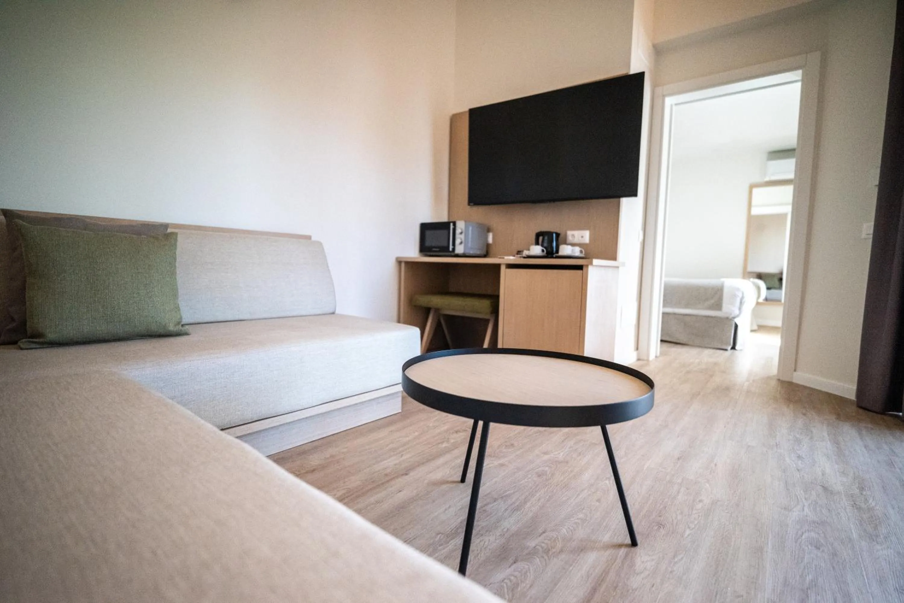 Living room, Bed in HL Miraflor Suites Hotel