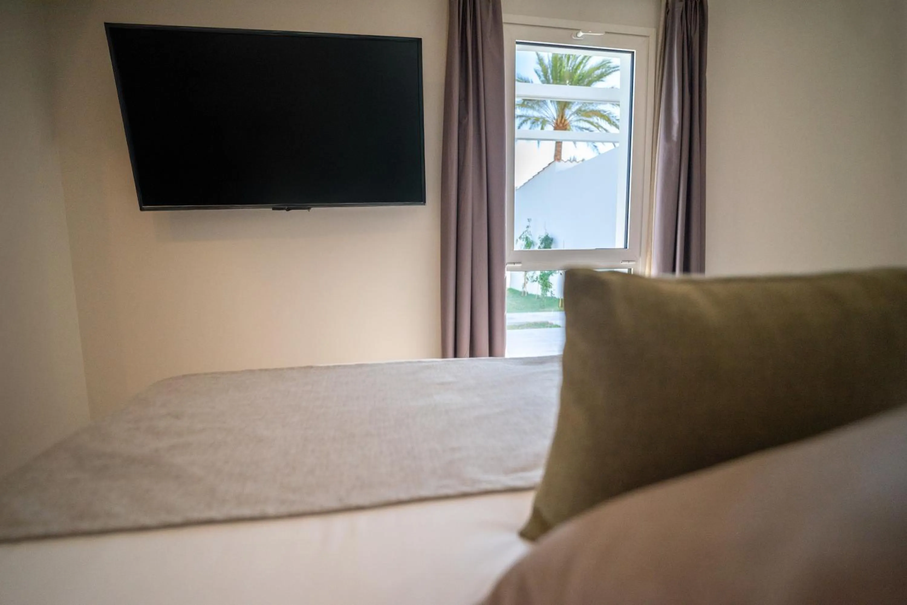 Bedroom, Bed in HL Miraflor Suites Hotel