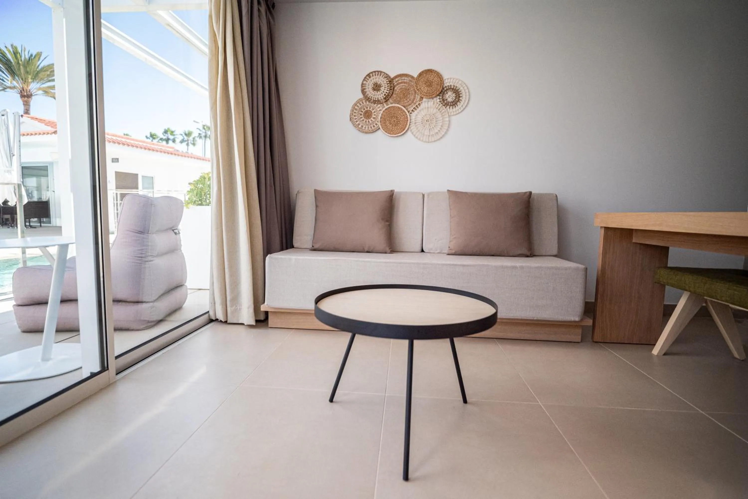 Living room in HL Miraflor Suites Hotel