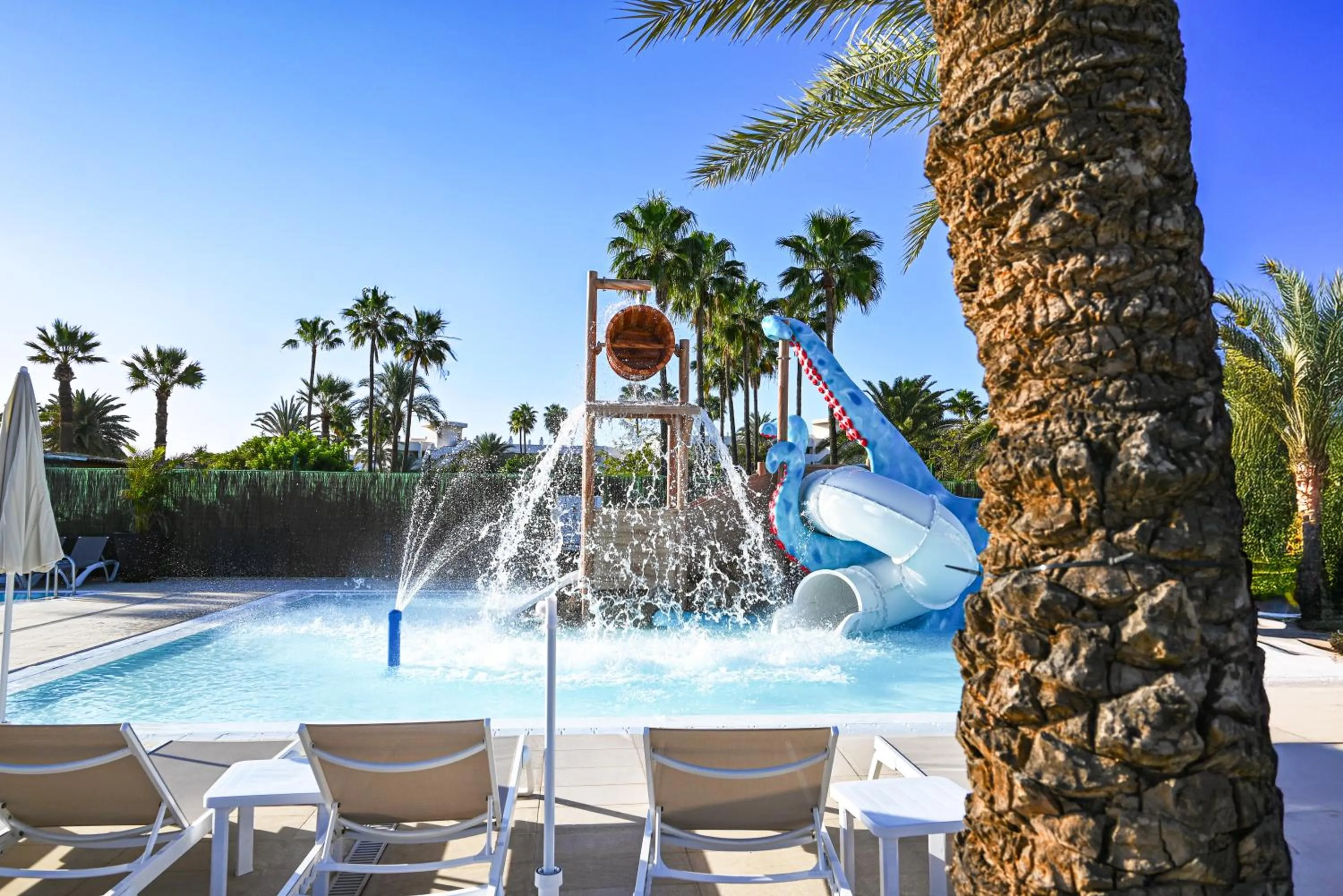 Swimming pool in HL Miraflor Suites Hotel
