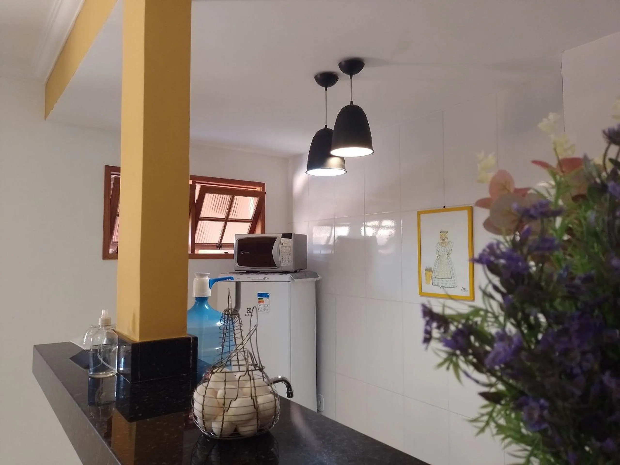 Kitchen or kitchenette in CONFORT -PRAIA DE DUNAS - (Praia do Forte)-Cabo Frio - Próximo das principais atrações